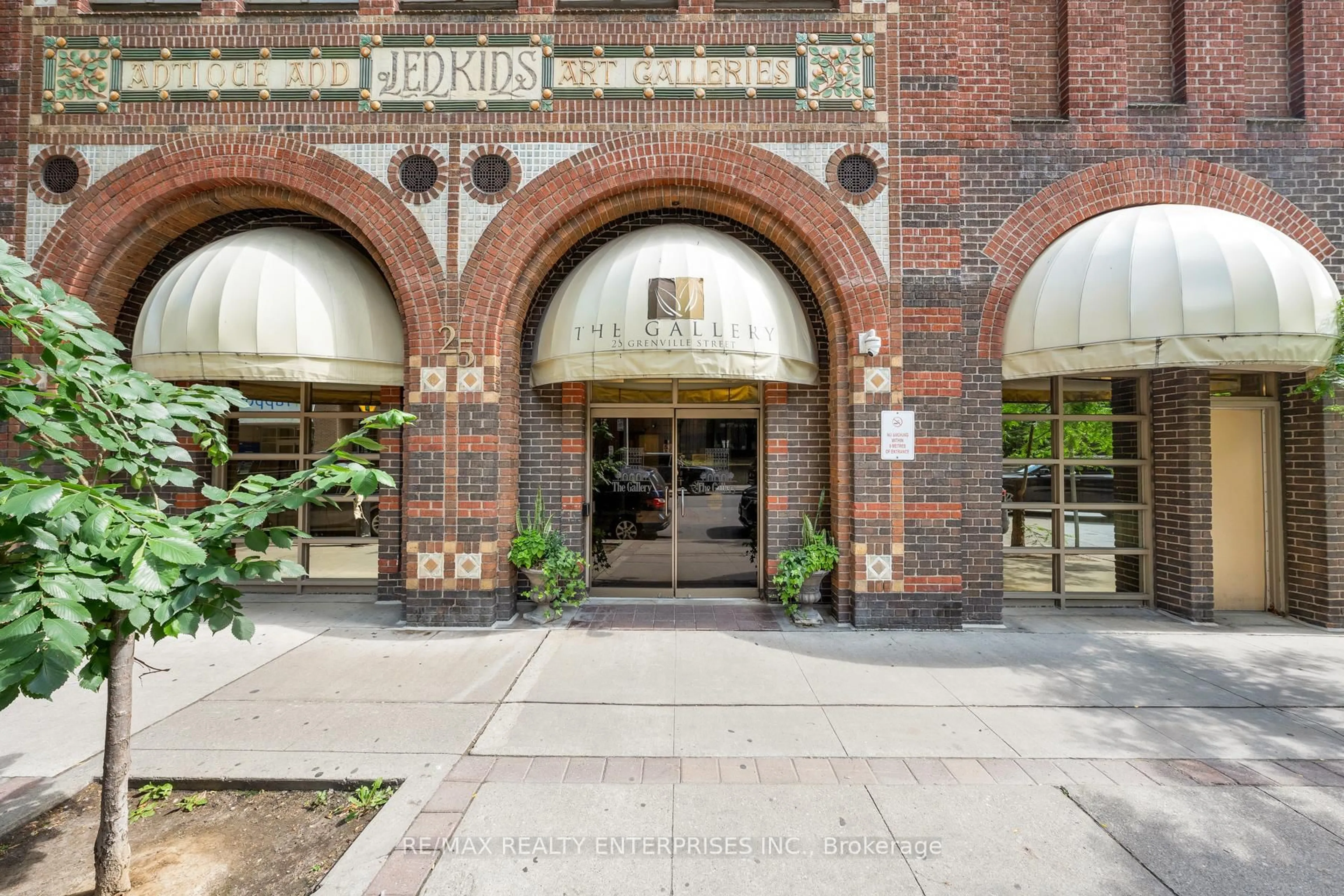 Indoor foyer for 25 Grenville St #610, Toronto Ontario M4Y 2X5