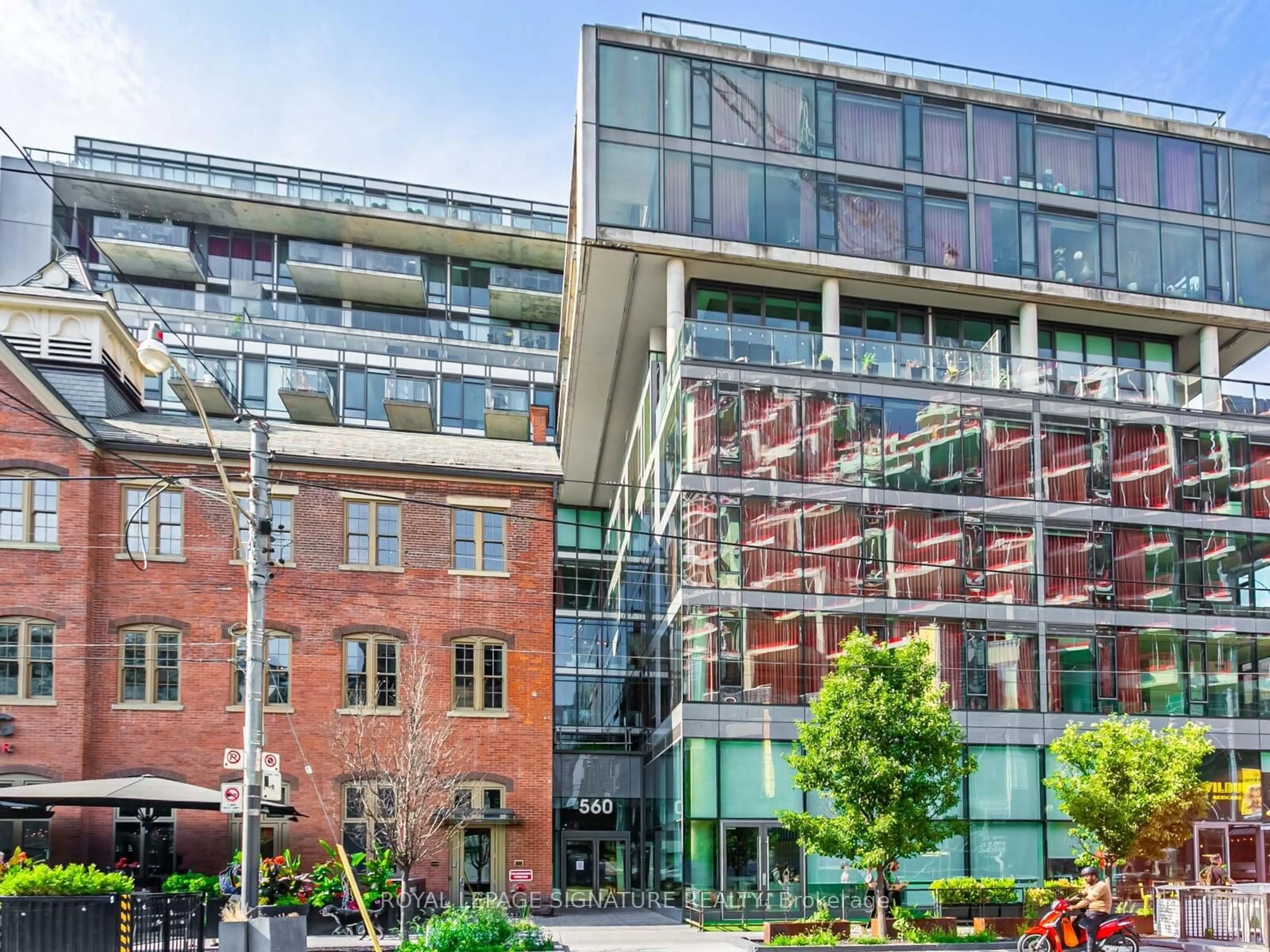 Indoor foyer for 560 King St #418, Toronto Ontario M5V 0L5