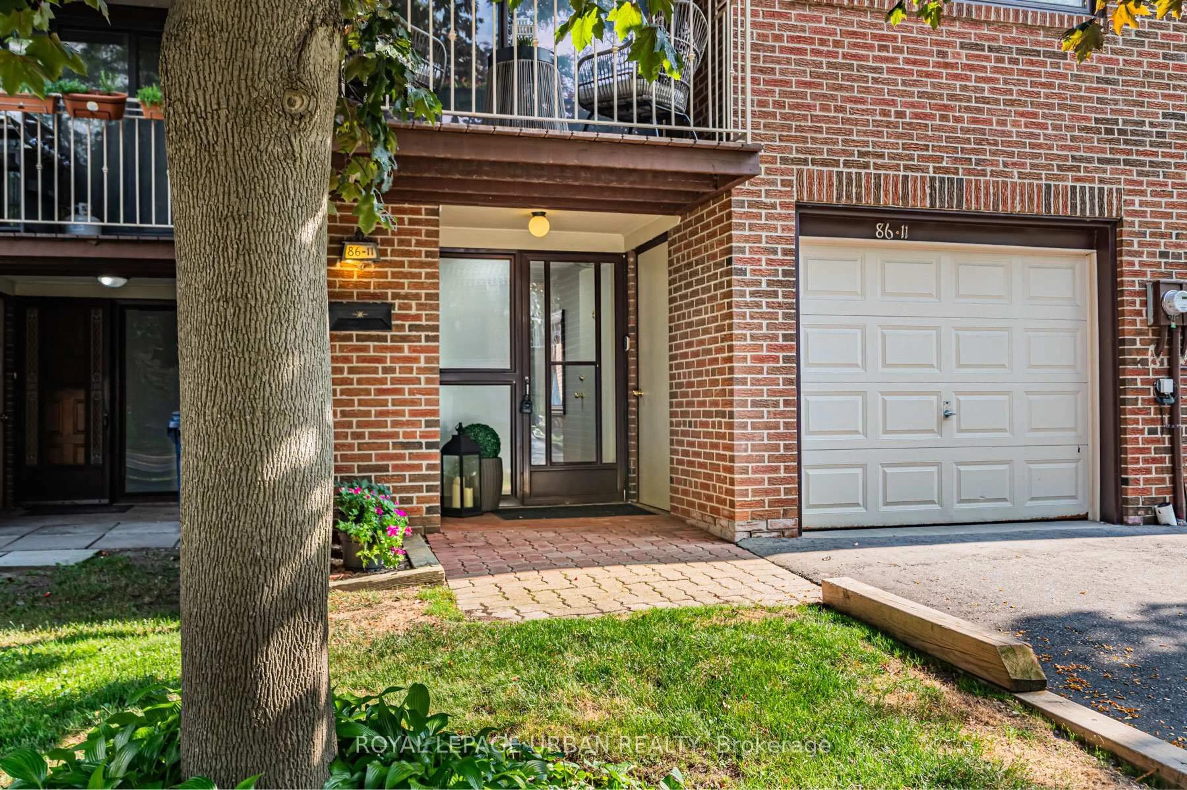 Home with brick exterior material, street for 86 Castlebury Cres #11, Toronto Ontario M2H 1W8