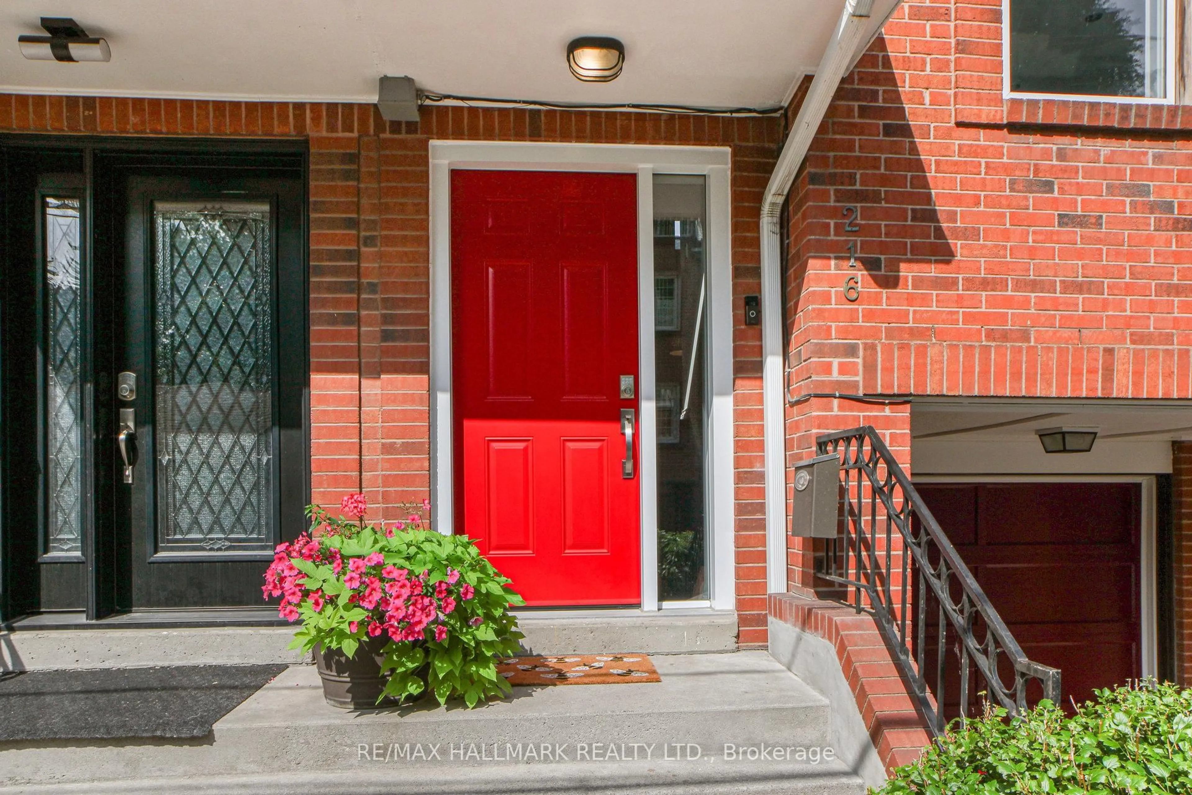 Indoor entryway for 216 Milan St, Toronto Ontario M5A 3Z6