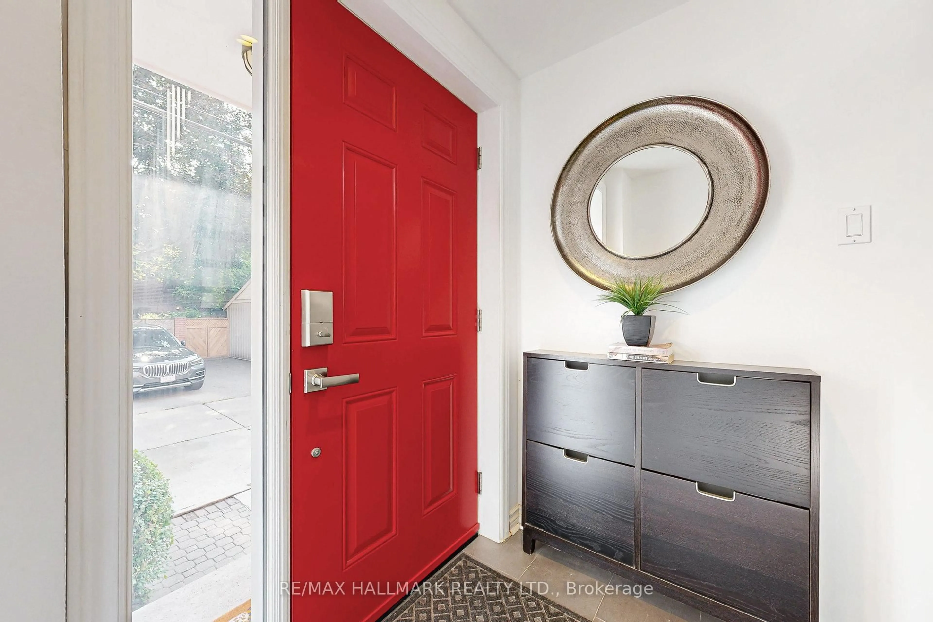 Indoor entryway for 216 Milan St, Toronto Ontario M5A 3Z6