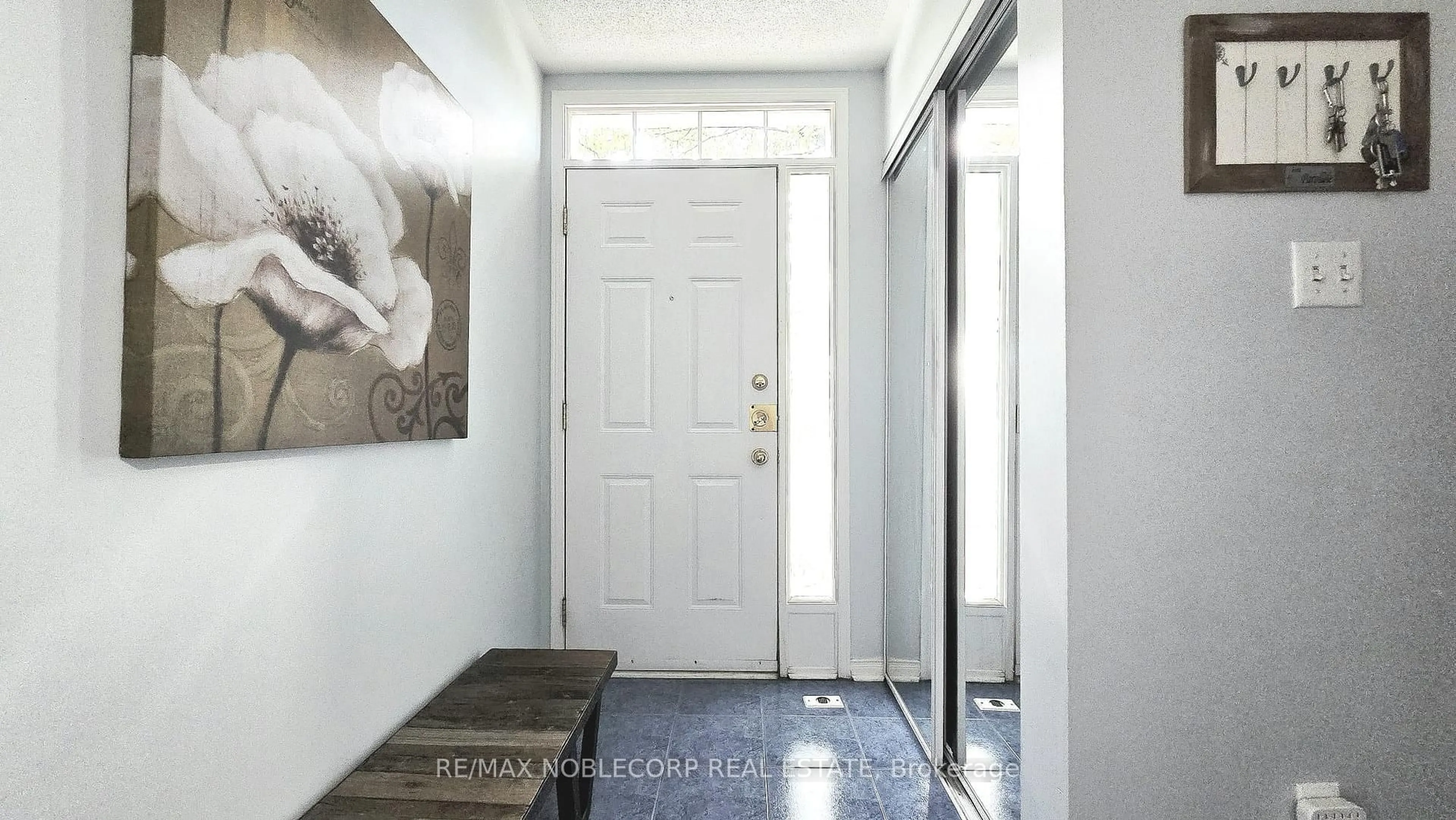 Indoor entryway for 17 Overlea Blvd #D, Toronto Ontario M4H 1R4