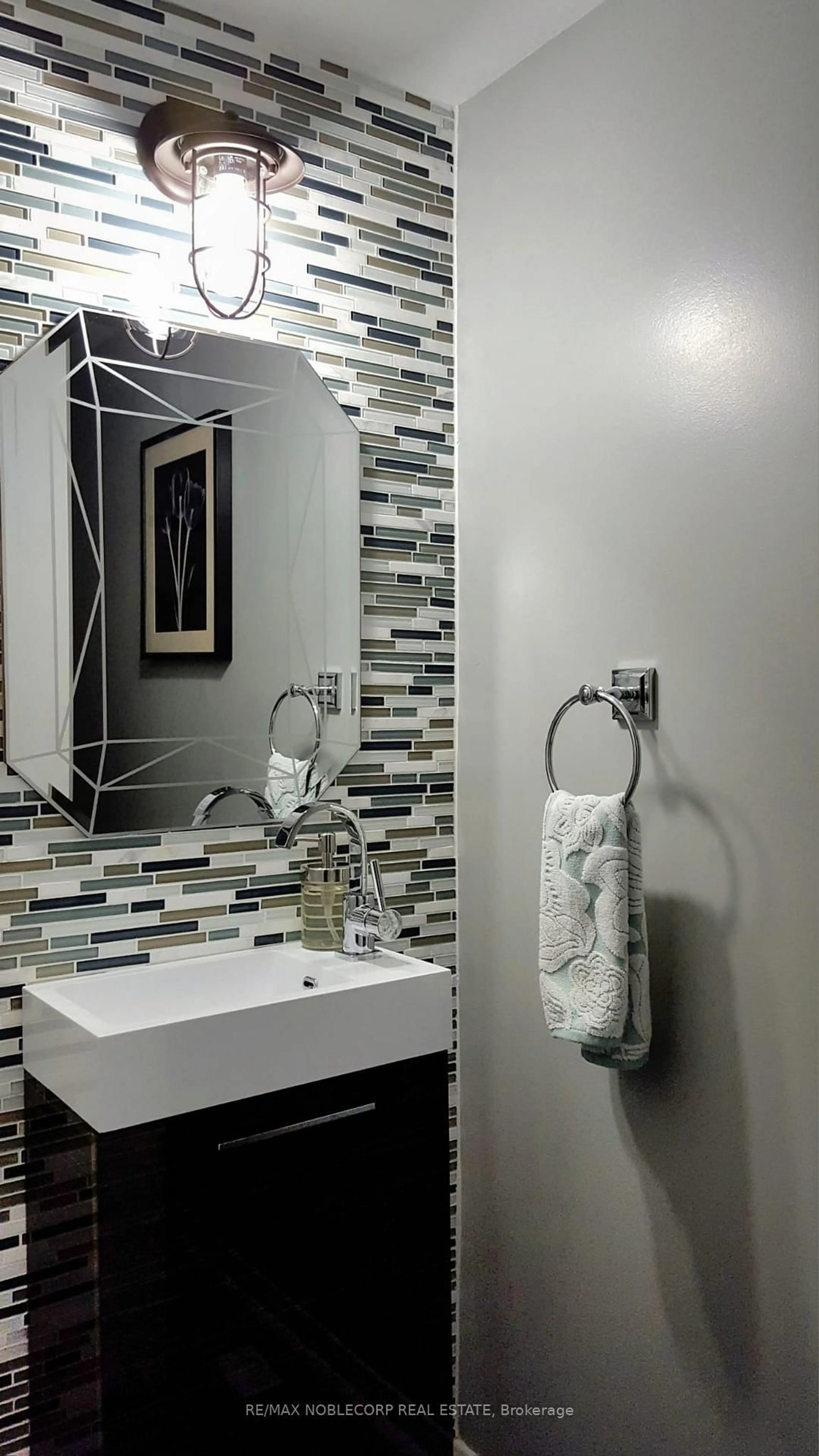 Contemporary bathroom, ceramic/tile floor for 17 Overlea Blvd #D, Toronto Ontario M4H 1R4