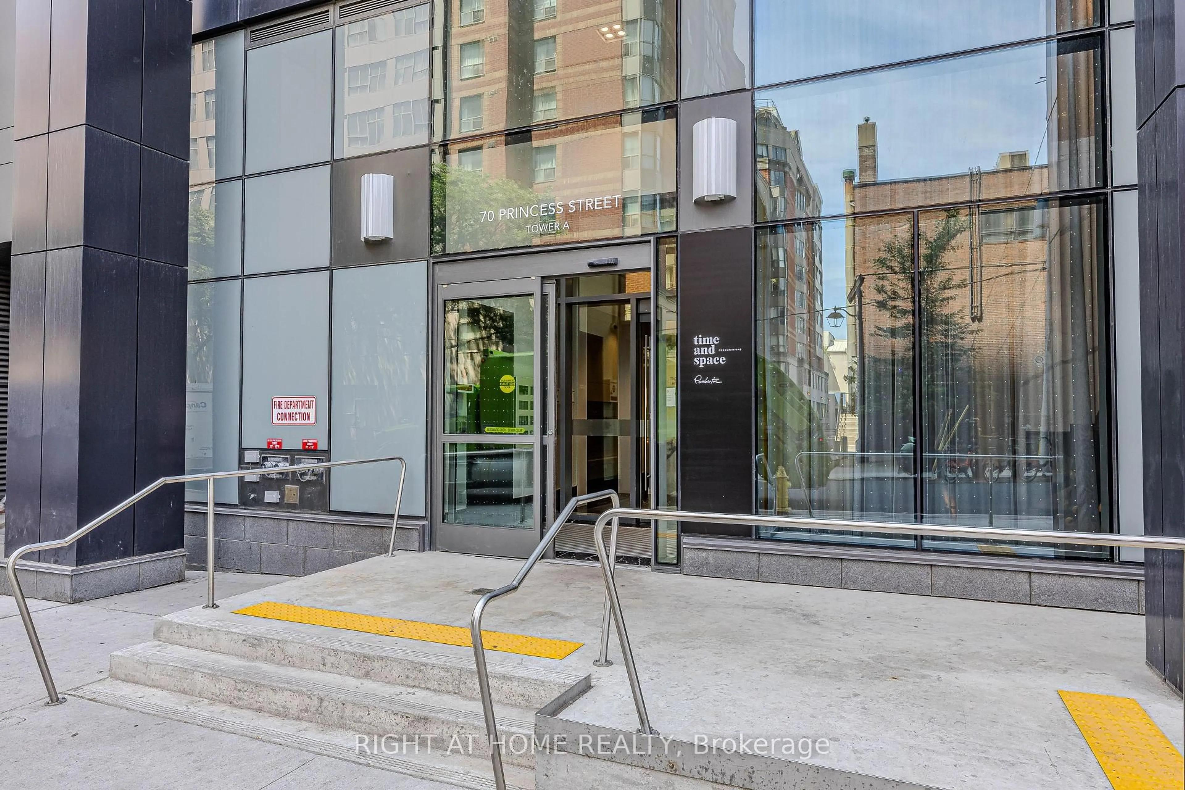 Indoor foyer for 70 Princess St #2616, Toronto Ontario M5A 0X6