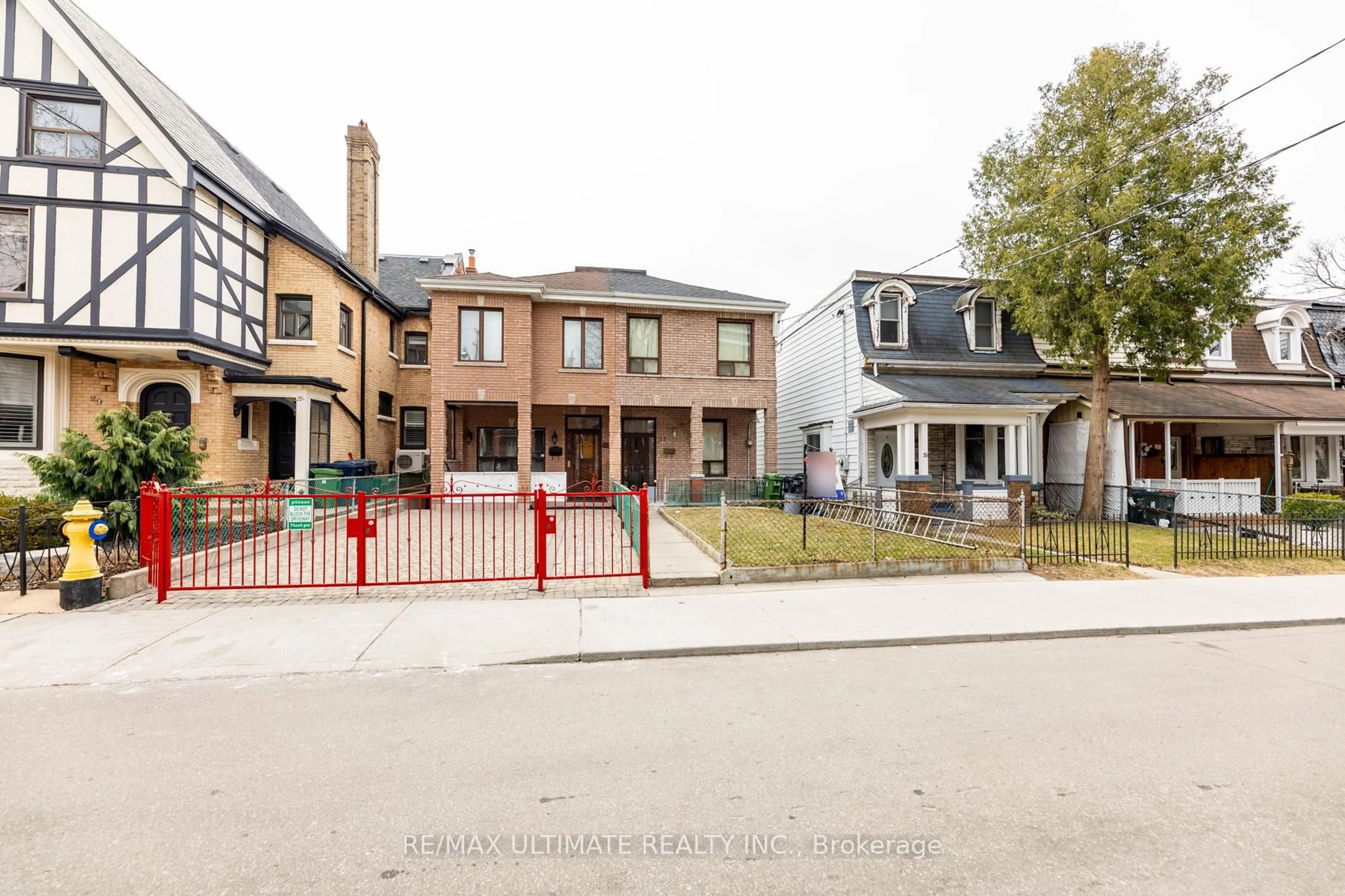 A pic from outside/outdoor area/front of a property/back of a property/a pic from drone, street for 33 Shannon St, Toronto Ontario M6J 2E6