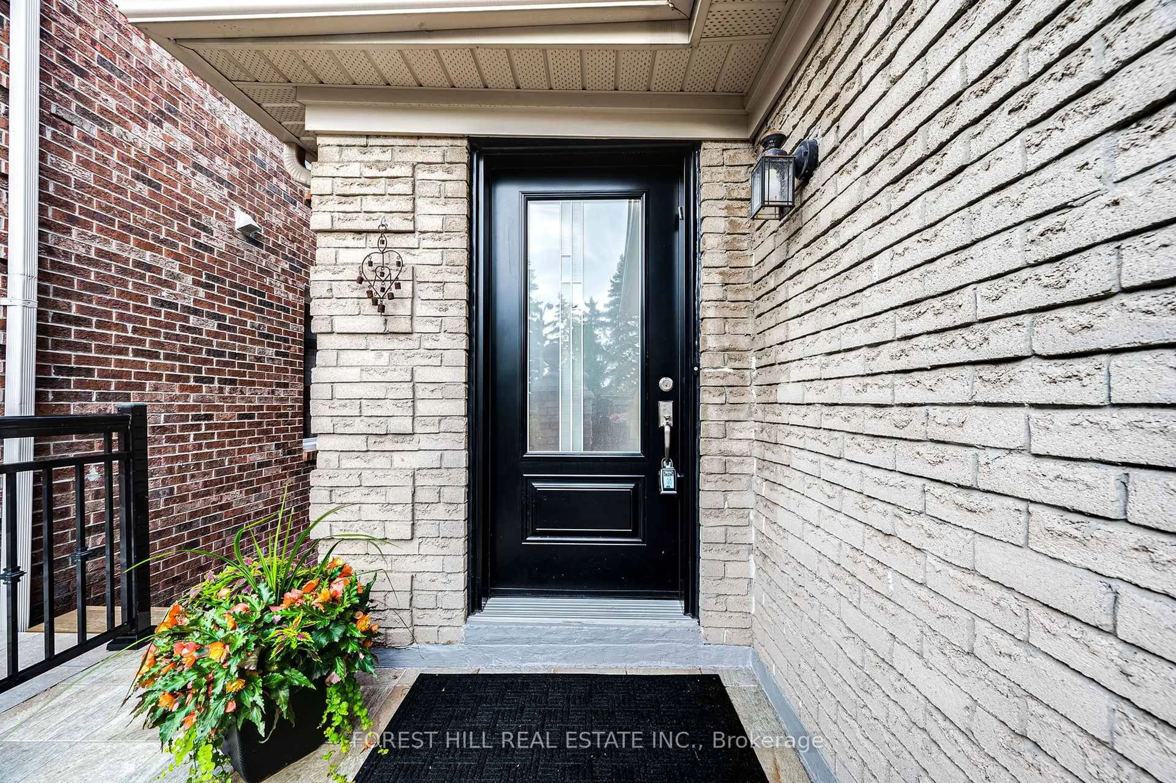 Indoor entryway for 225 Hidden Tr, Toronto Ontario M2R 3T3