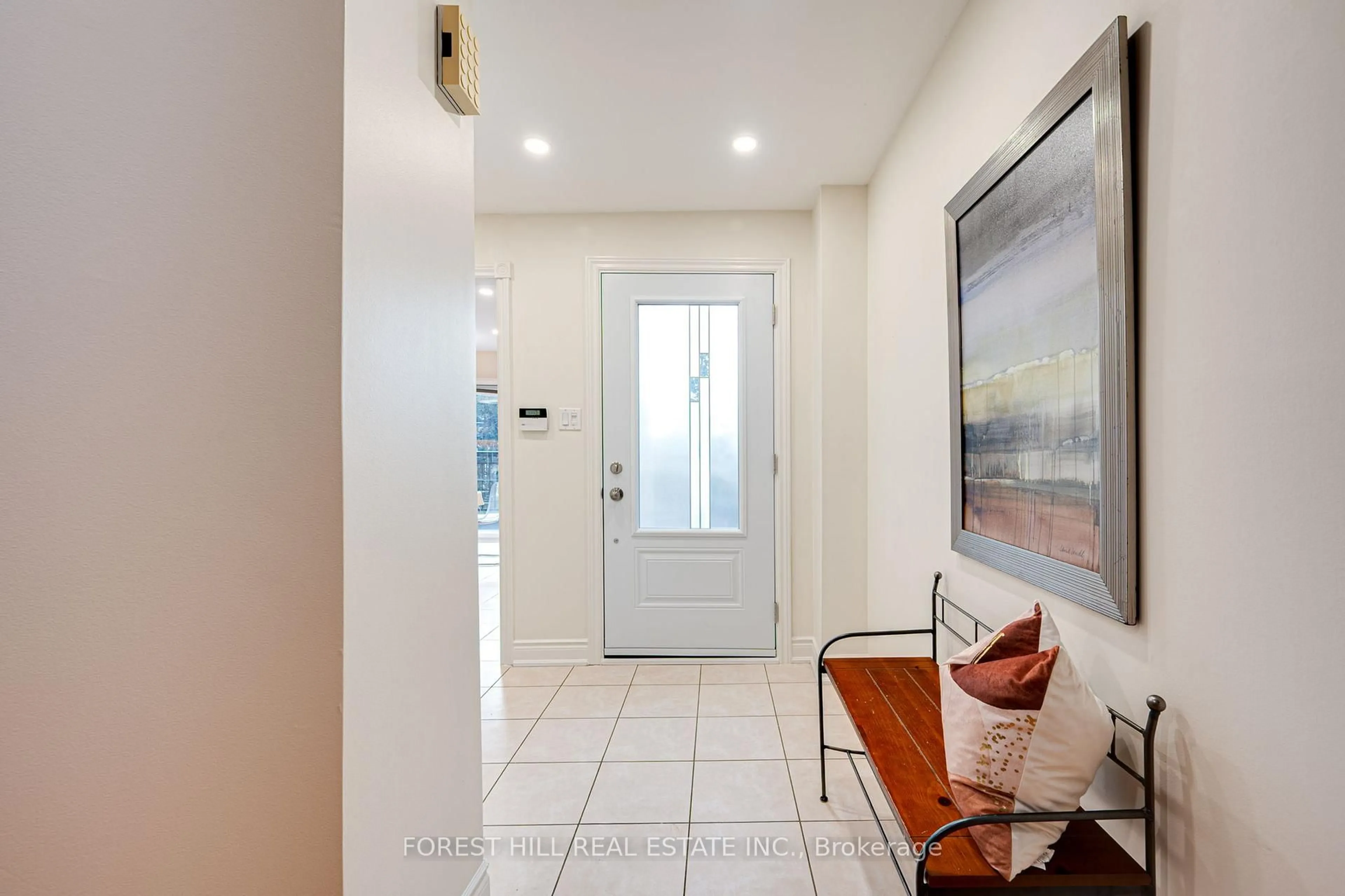Indoor entryway for 225 Hidden Tr, Toronto Ontario M2R 3T3