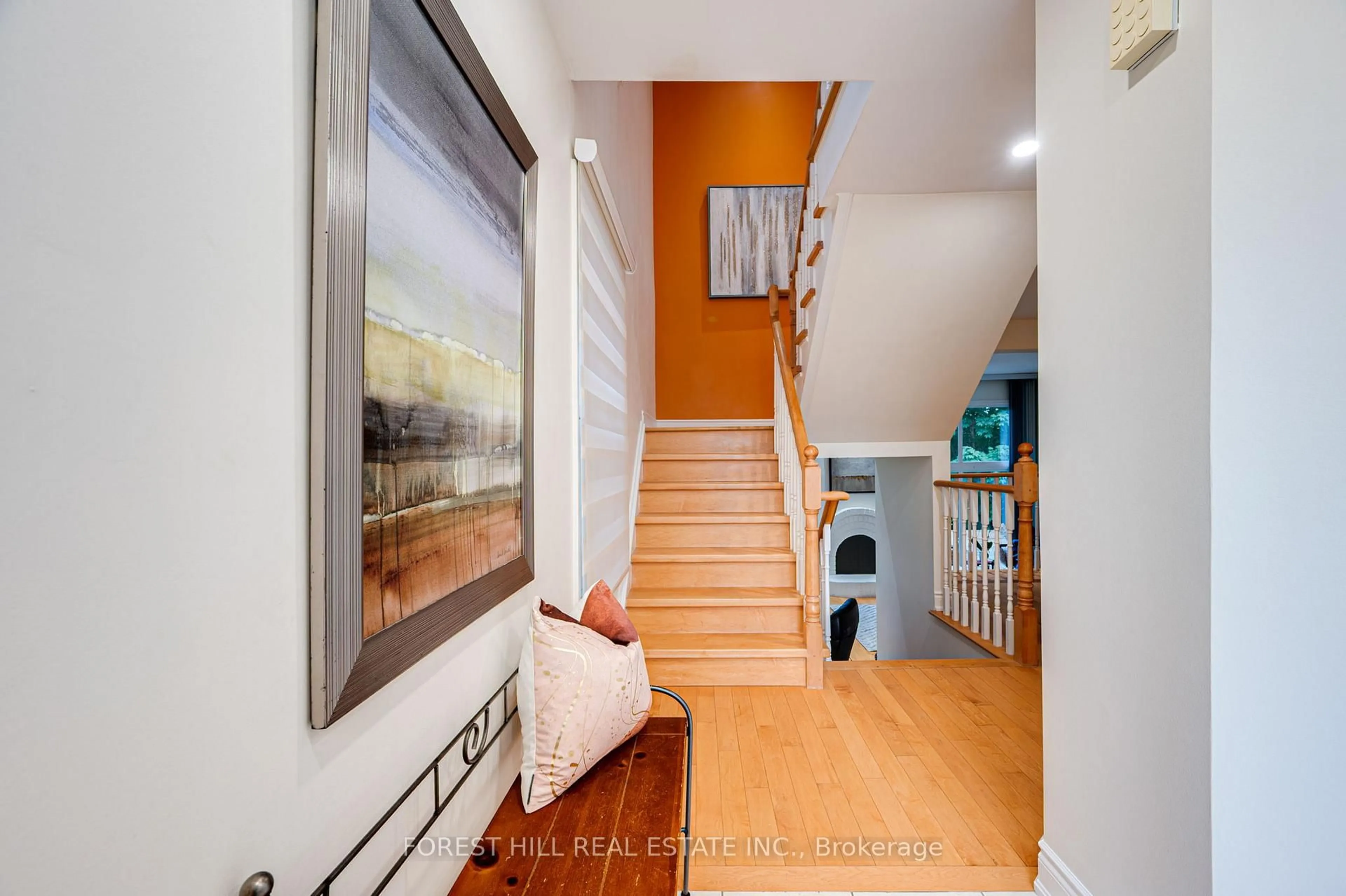 Indoor entryway for 225 Hidden Tr, Toronto Ontario M2R 3T3