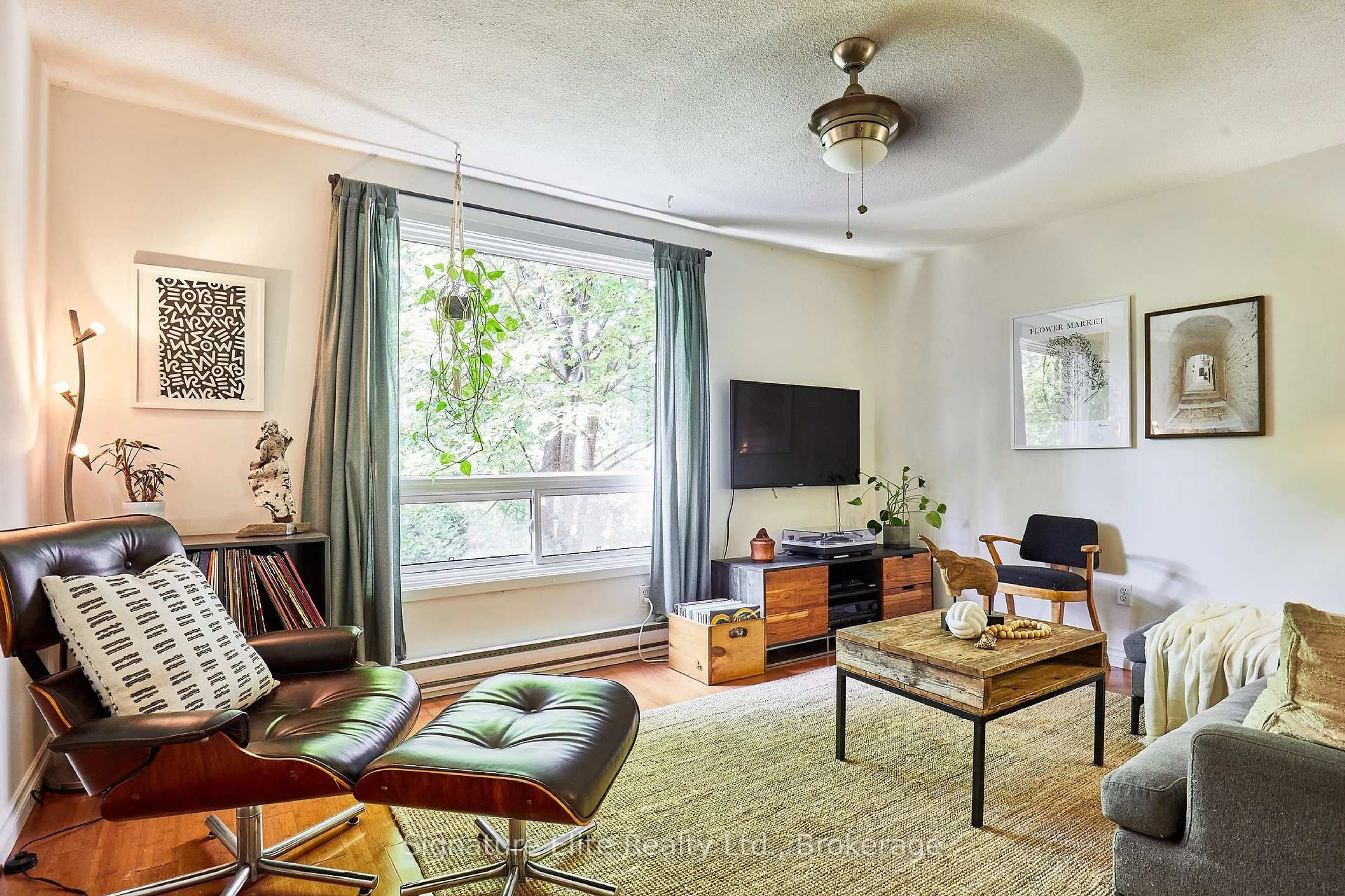 Living room with furniture, unknown for 130 Clinton St #TH7, Toronto Ontario M6G 2Y4