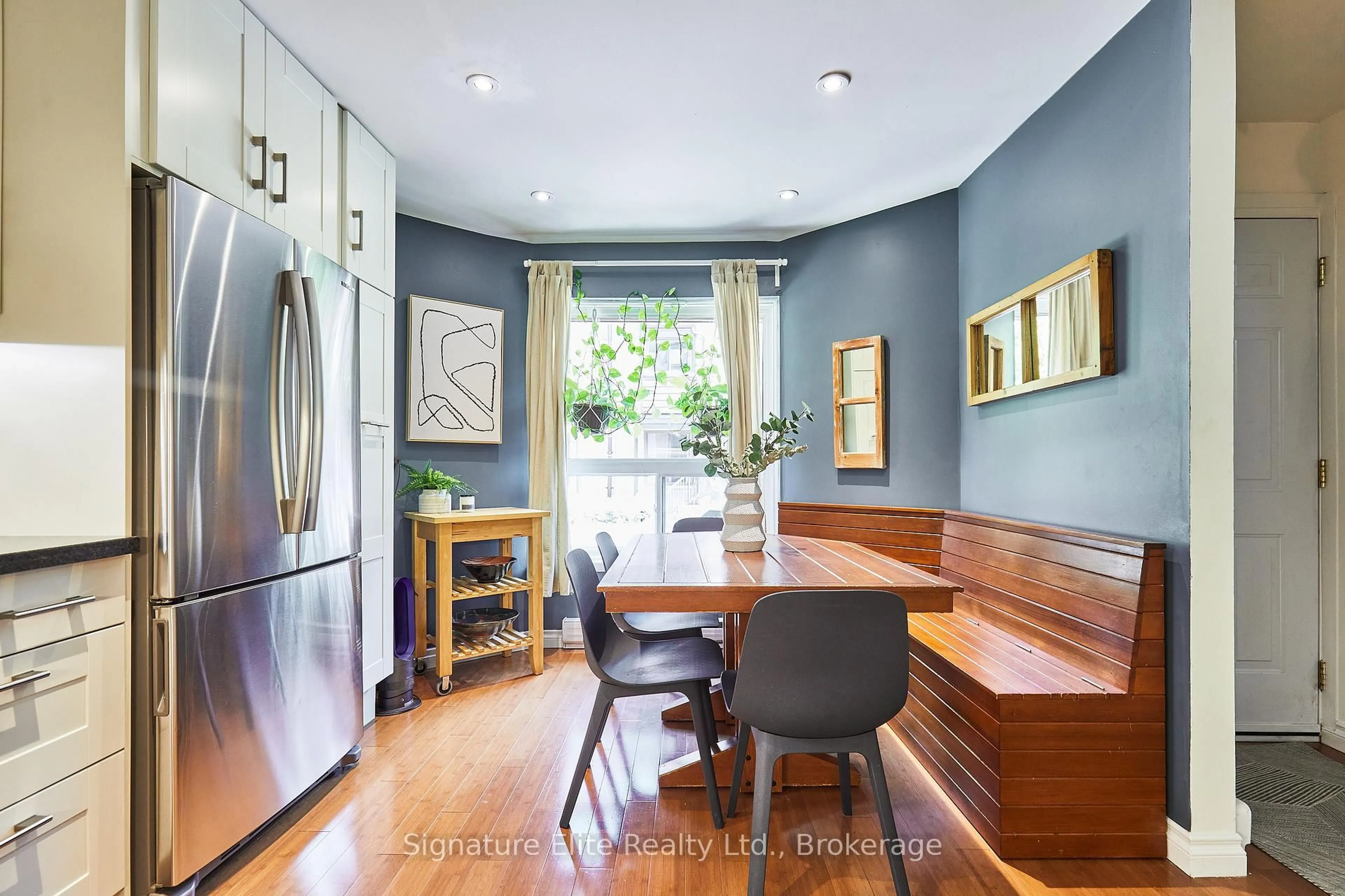Dining room, wood/laminate floor for 130 Clinton St #TH7, Toronto Ontario M6G 2Y4
