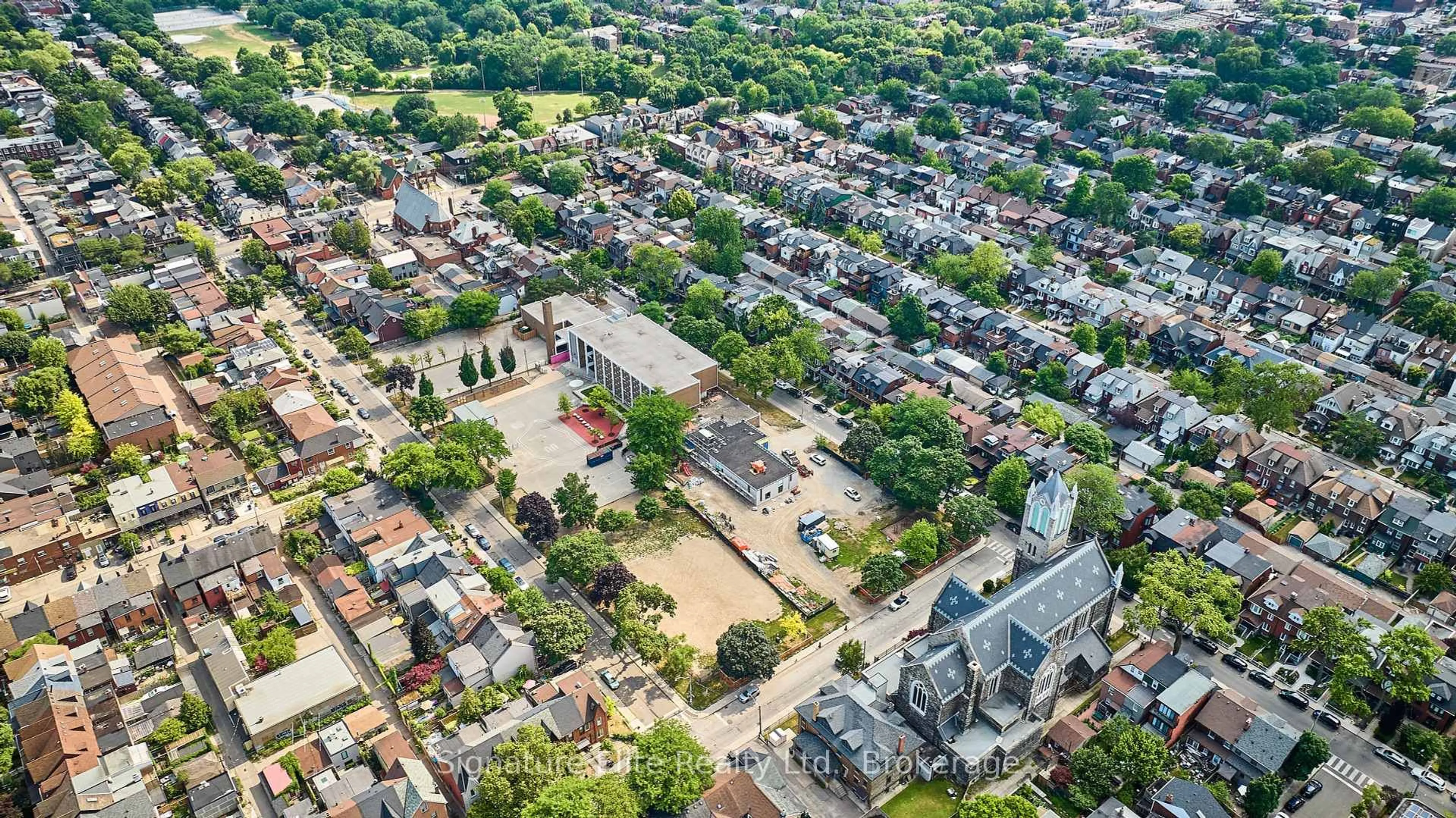 A pic from outside/outdoor area/front of a property/back of a property/a pic from drone, street for 130 Clinton St #TH7, Toronto Ontario M6G 2Y4