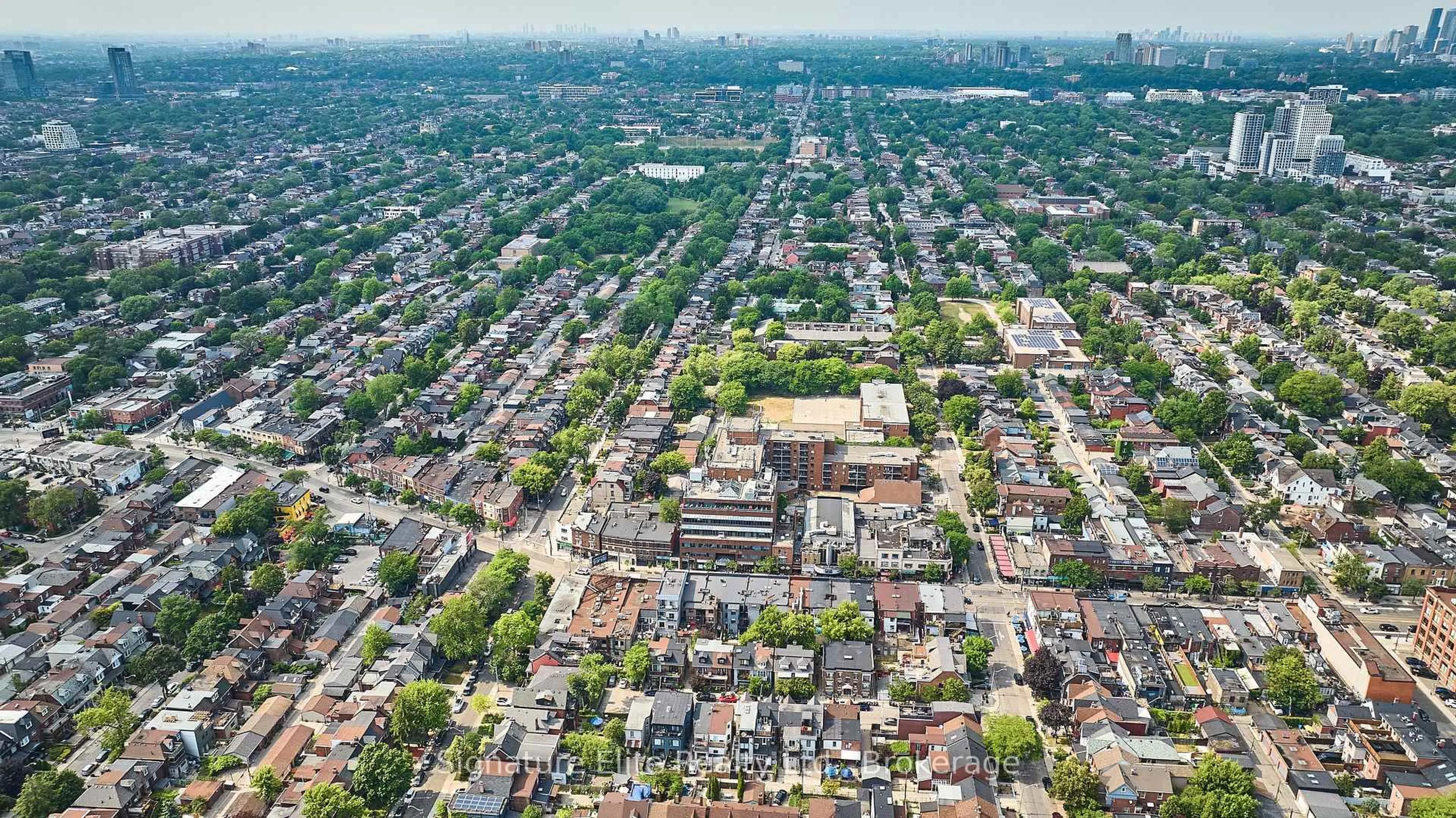 A pic from outside/outdoor area/front of a property/back of a property/a pic from drone, street for 130 Clinton St #TH7, Toronto Ontario M6G 2Y4