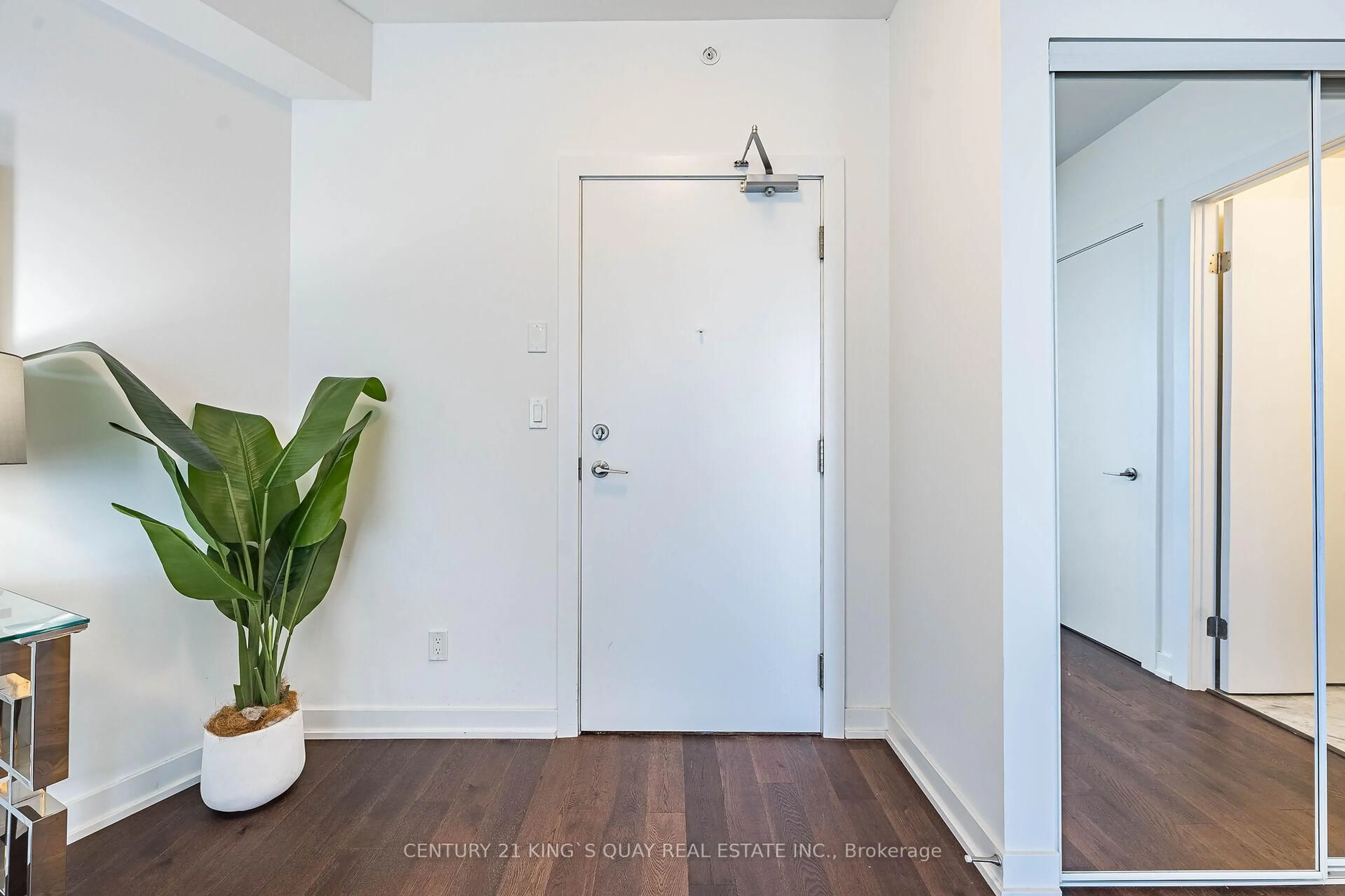 Indoor entryway for 20 Bruyeres Mews #1012, Toronto Ontario M5V 0G8