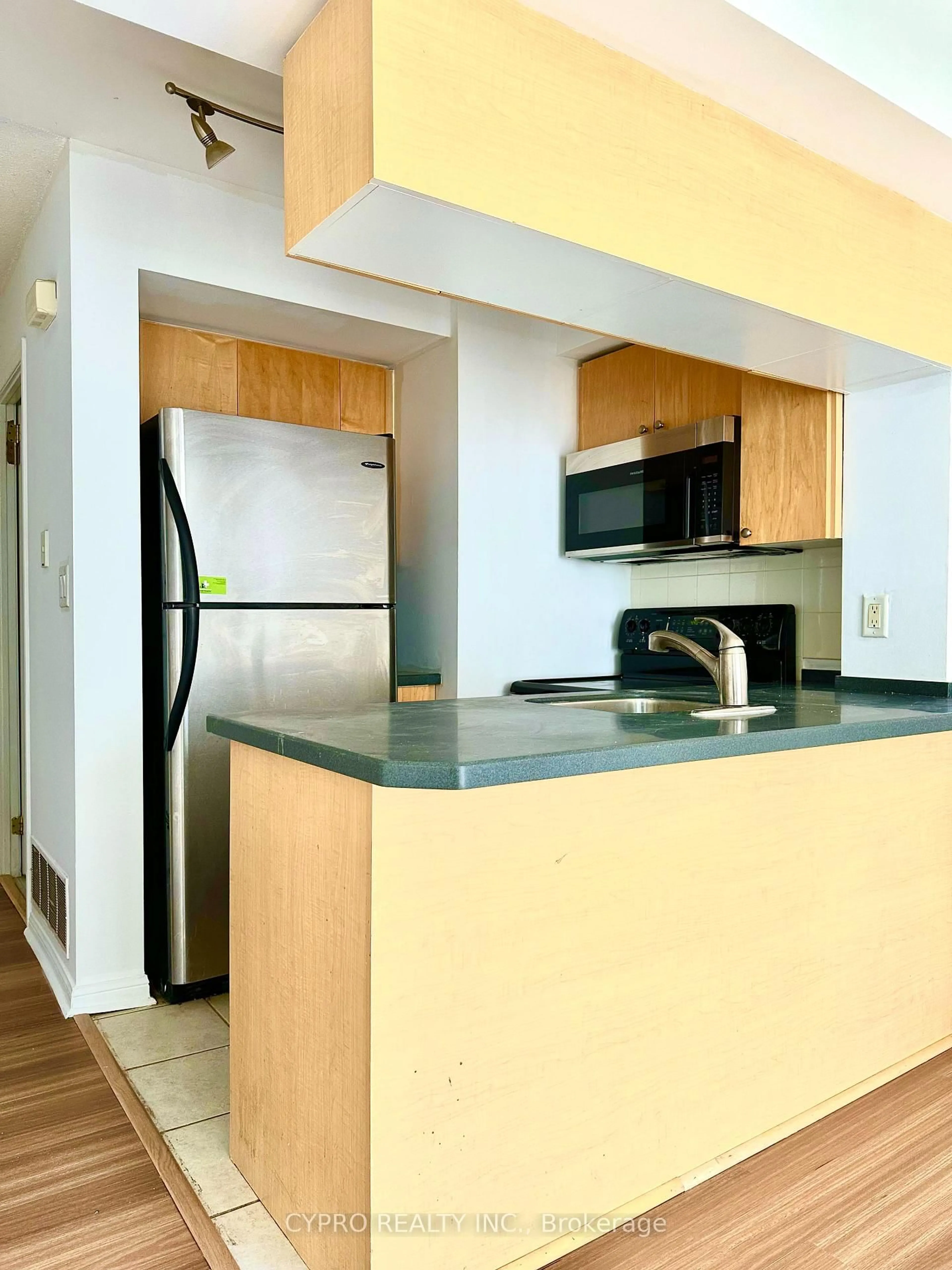 Standard kitchen, unknown for 5 Everson Dr #918, Toronto Ontario M2N 7C3