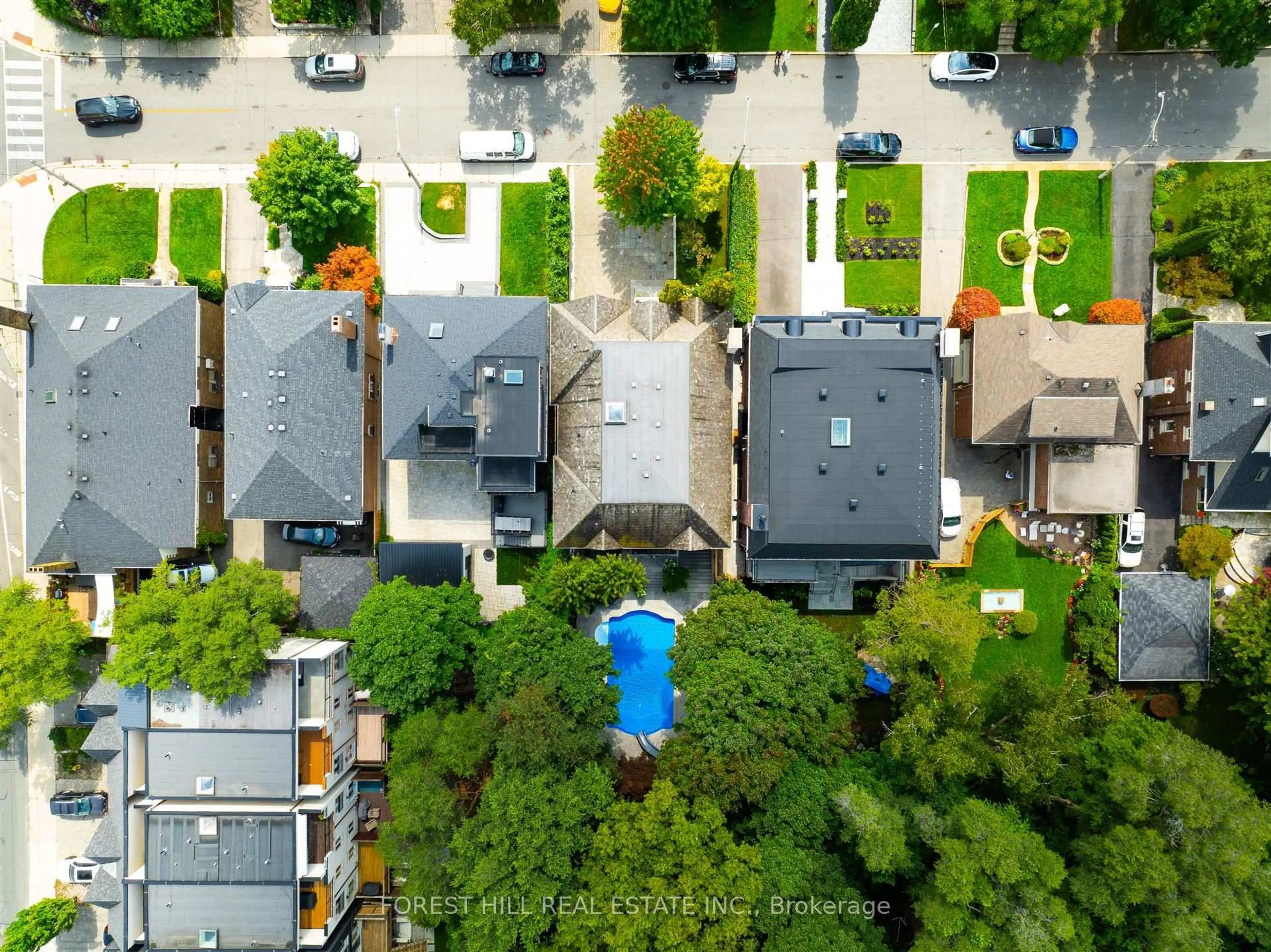 A pic from outside/outdoor area/front of a property/back of a property/a pic from drone, city buildings view from balcony for 8 Hillholm Rd, Toronto Ontario M5P 1M2