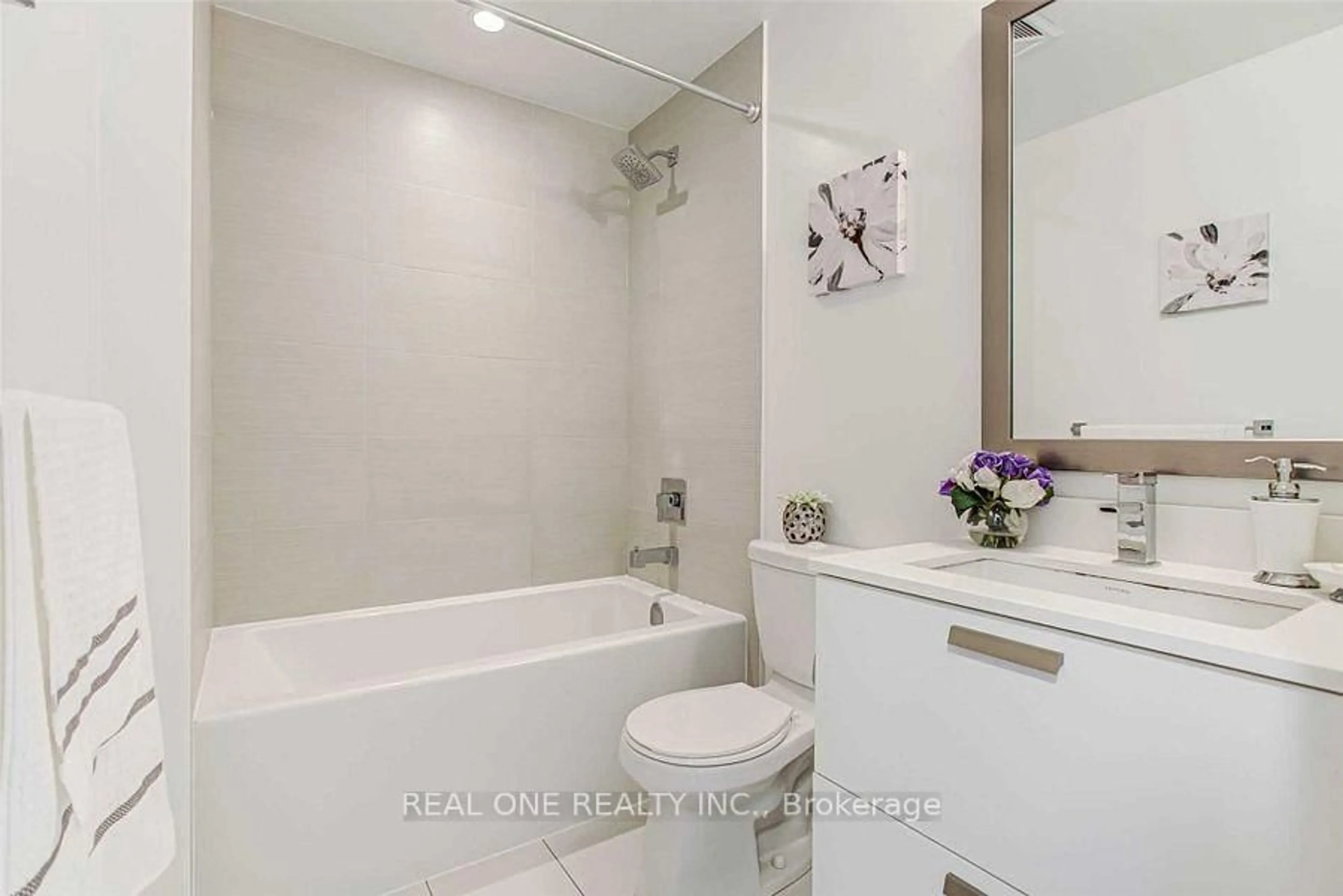 Standard bathroom, ceramic/tile floor for 11 Bogert Ave #1404, Toronto Ontario M2N 1K4