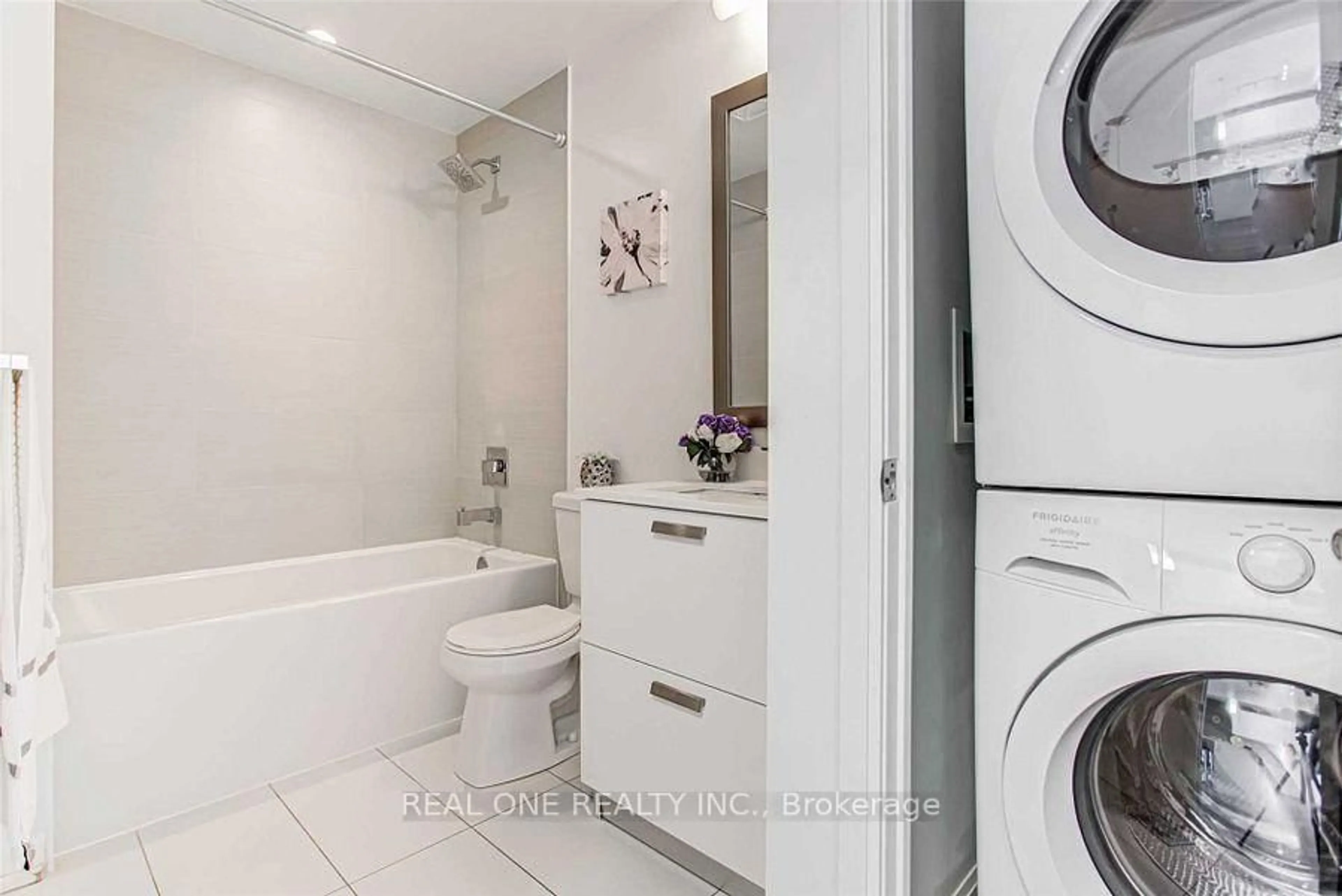 Standard bathroom, ceramic/tile floor for 11 Bogert Ave #1404, Toronto Ontario M2N 1K4
