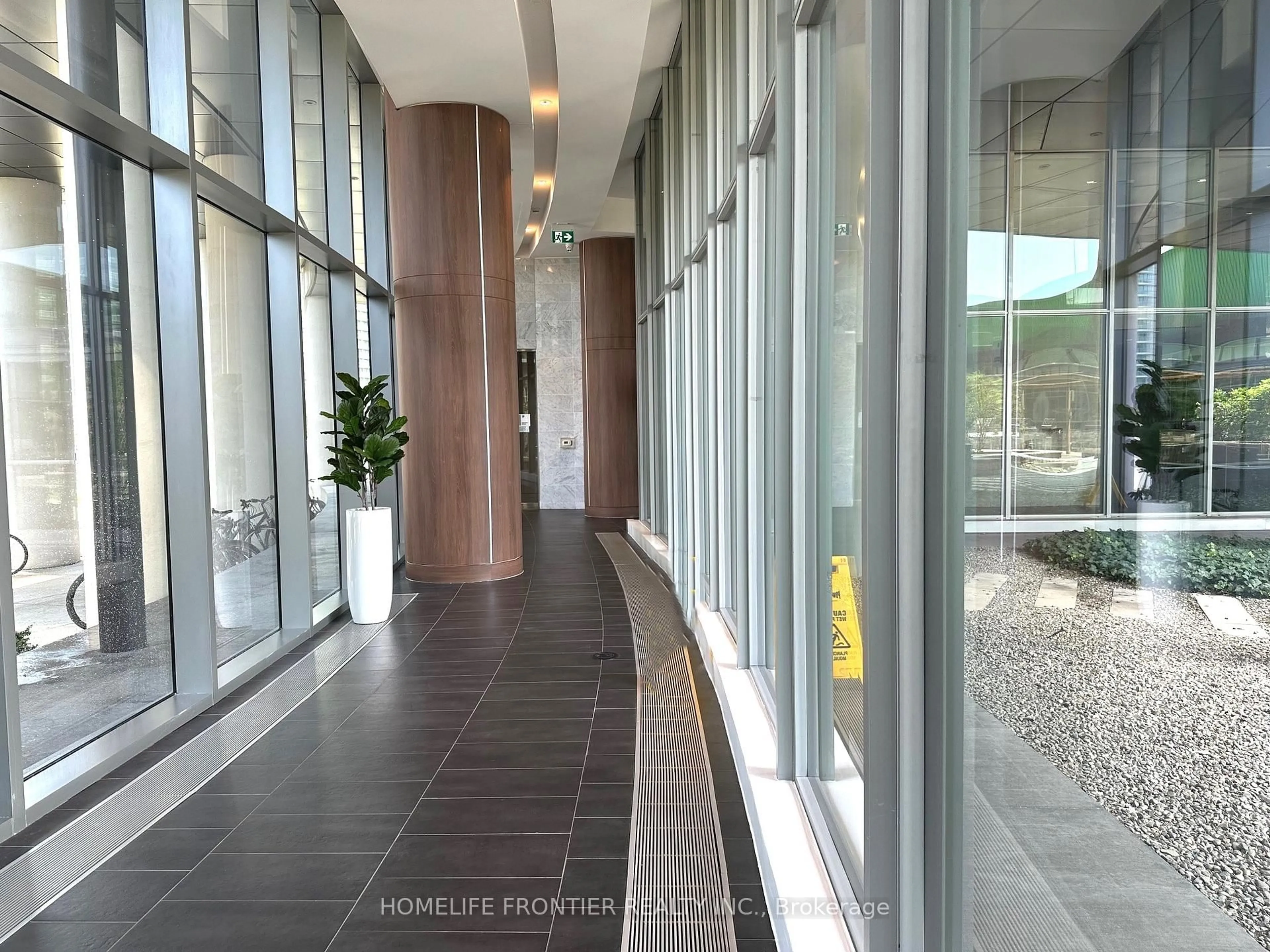 Indoor foyer for 117 McMahon Dr #PH11, Toronto Ontario M2K 0E4