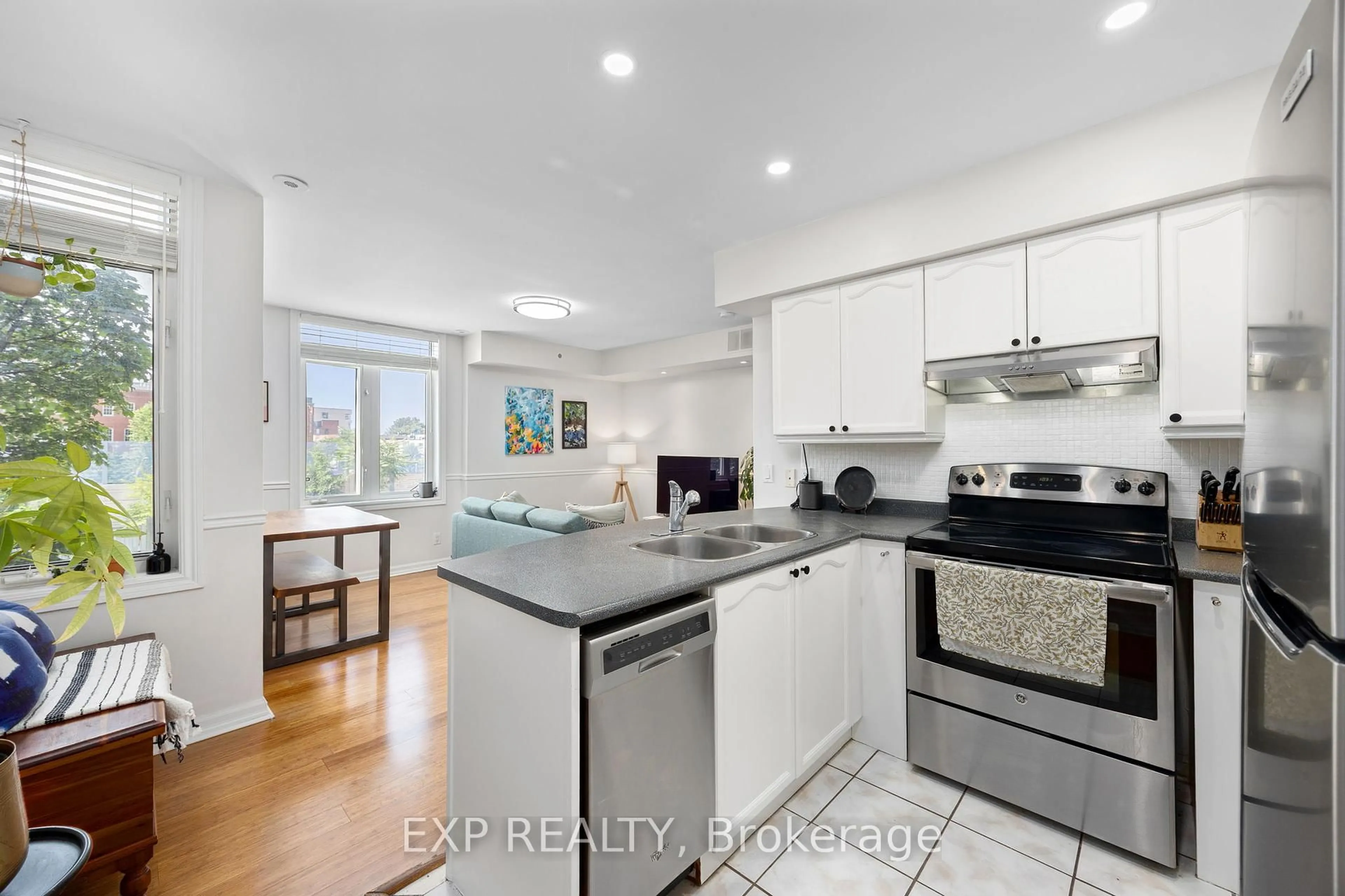 Standard kitchen, ceramic/tile floor for 35 Sudbury St #3506, Toronto Ontario M6J 3W6