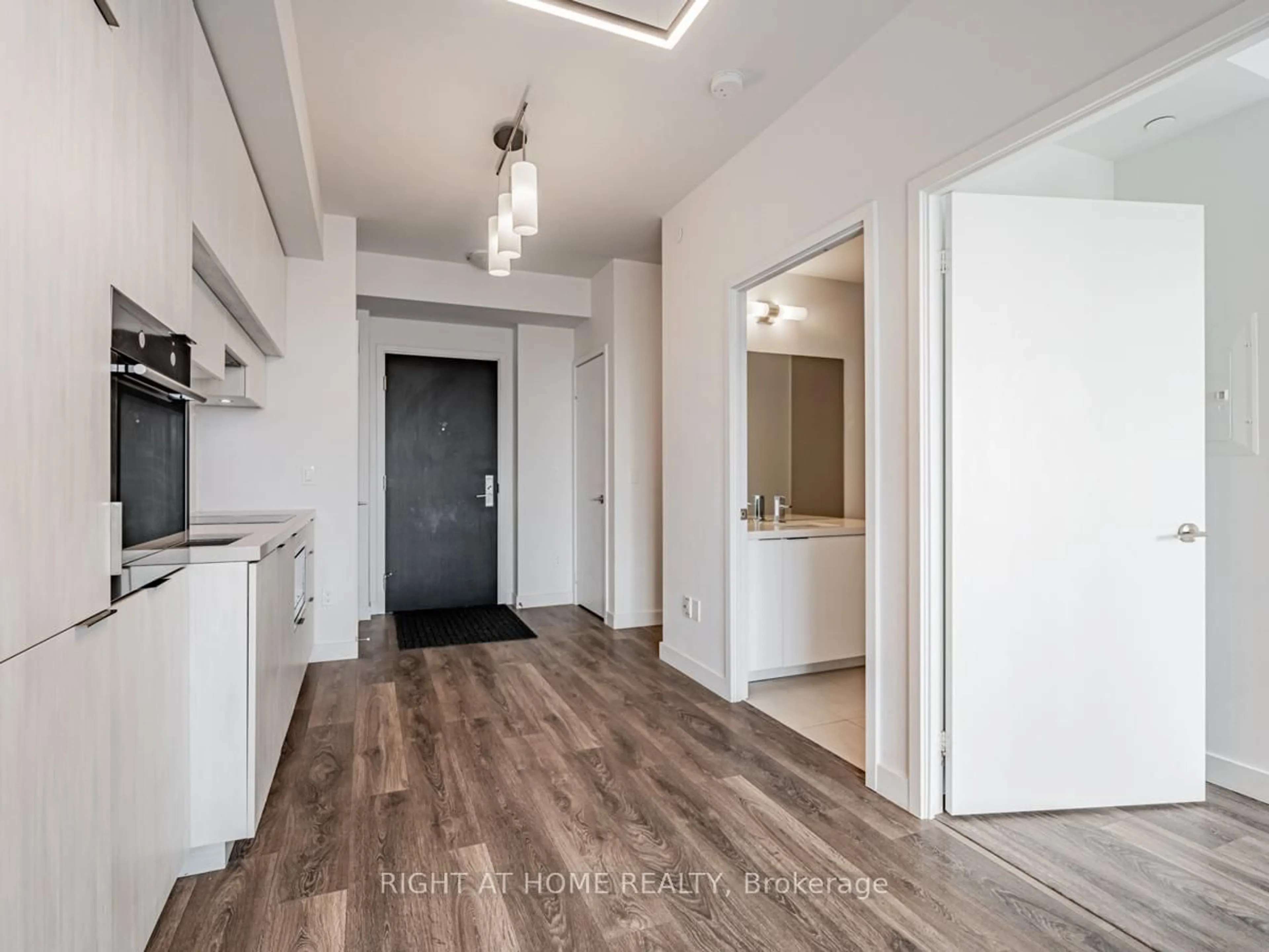 Indoor entryway for 8 Eglinton Ave #3809, Toronto Ontario M4P 0C1