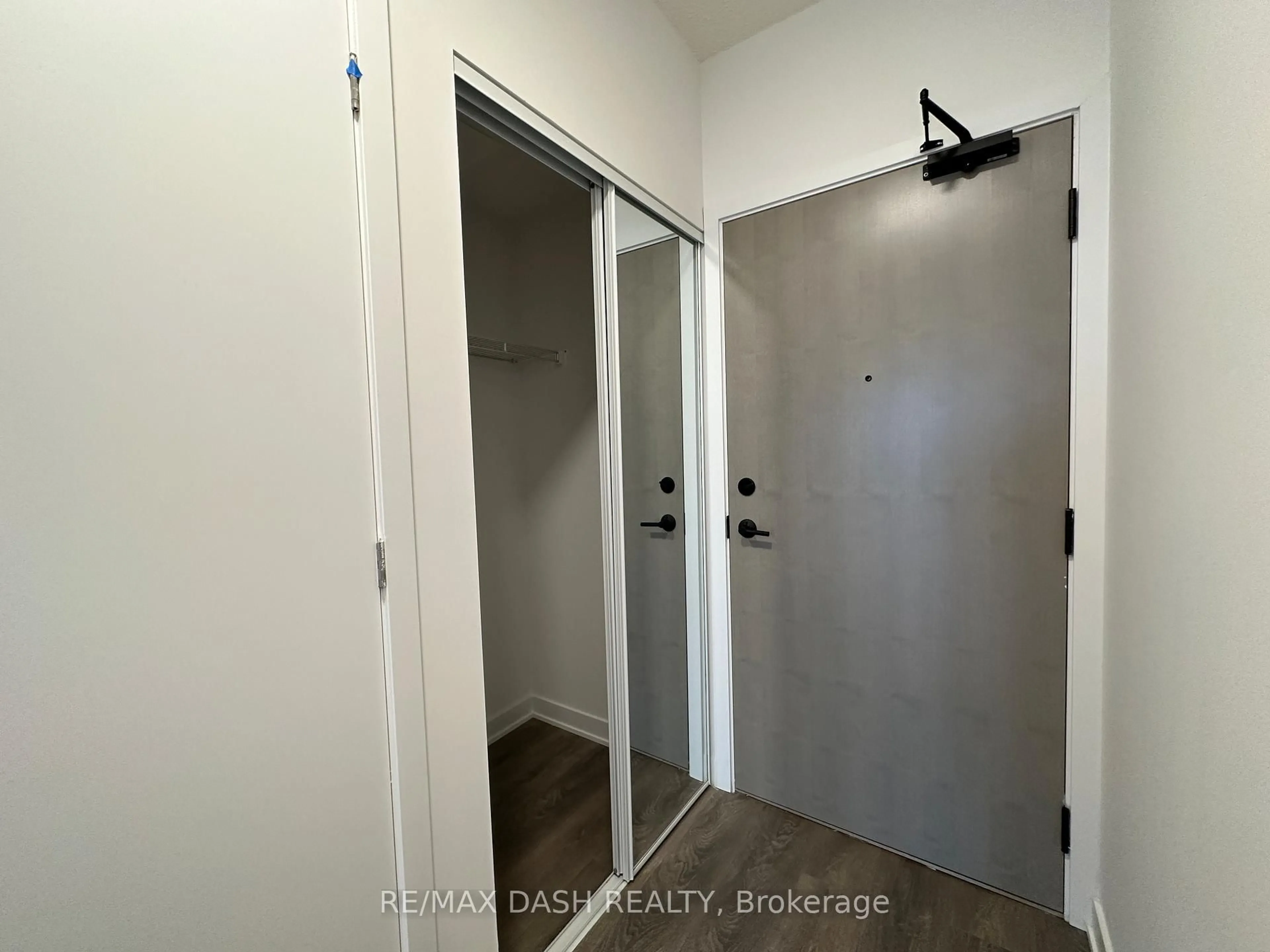 Indoor entryway for 130 River St #2402, Toronto Ontario M5A 3P8
