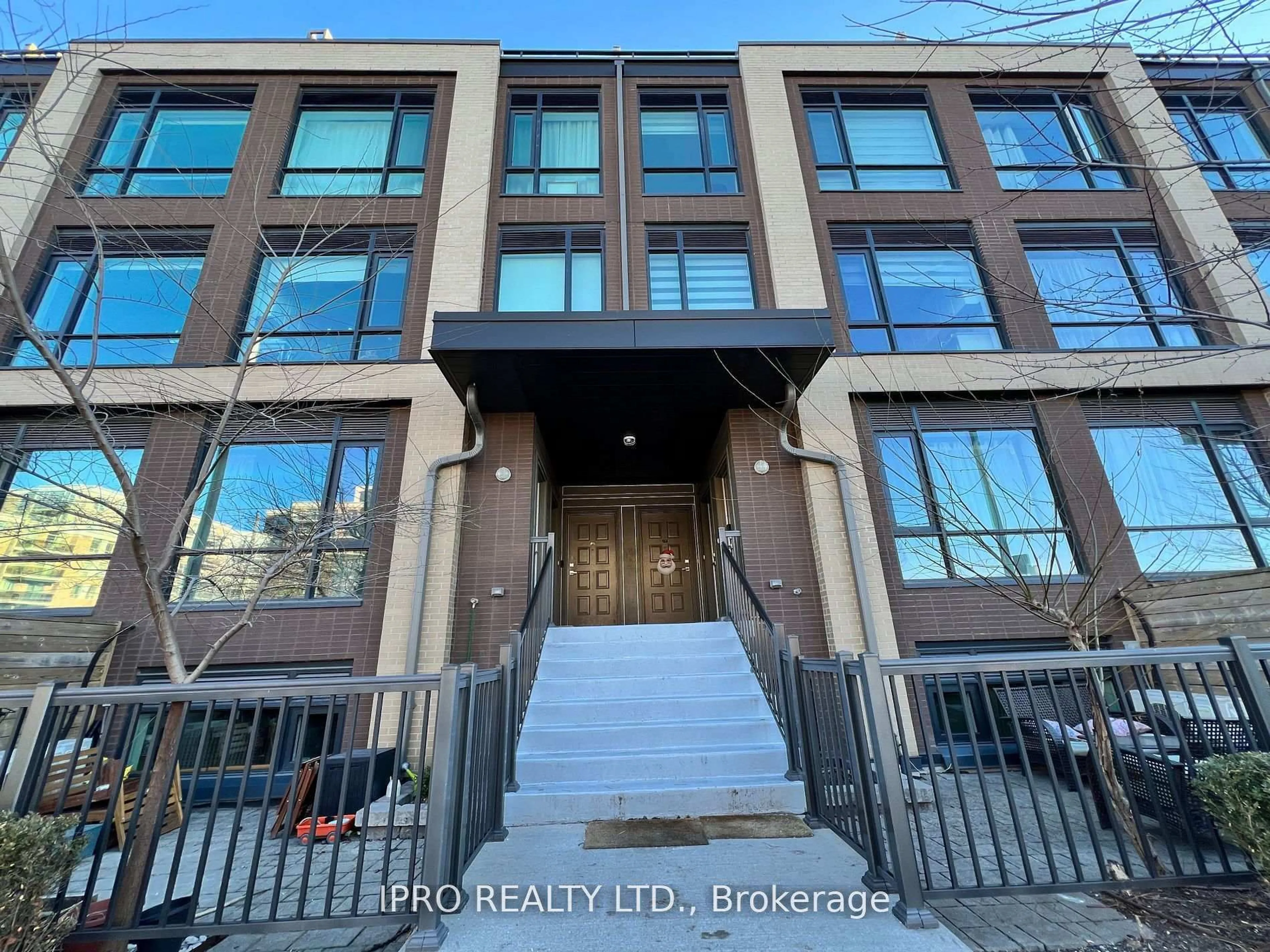 Indoor entryway for 639 Lawrence Ave #209, Toronto Ontario M6A 1A9