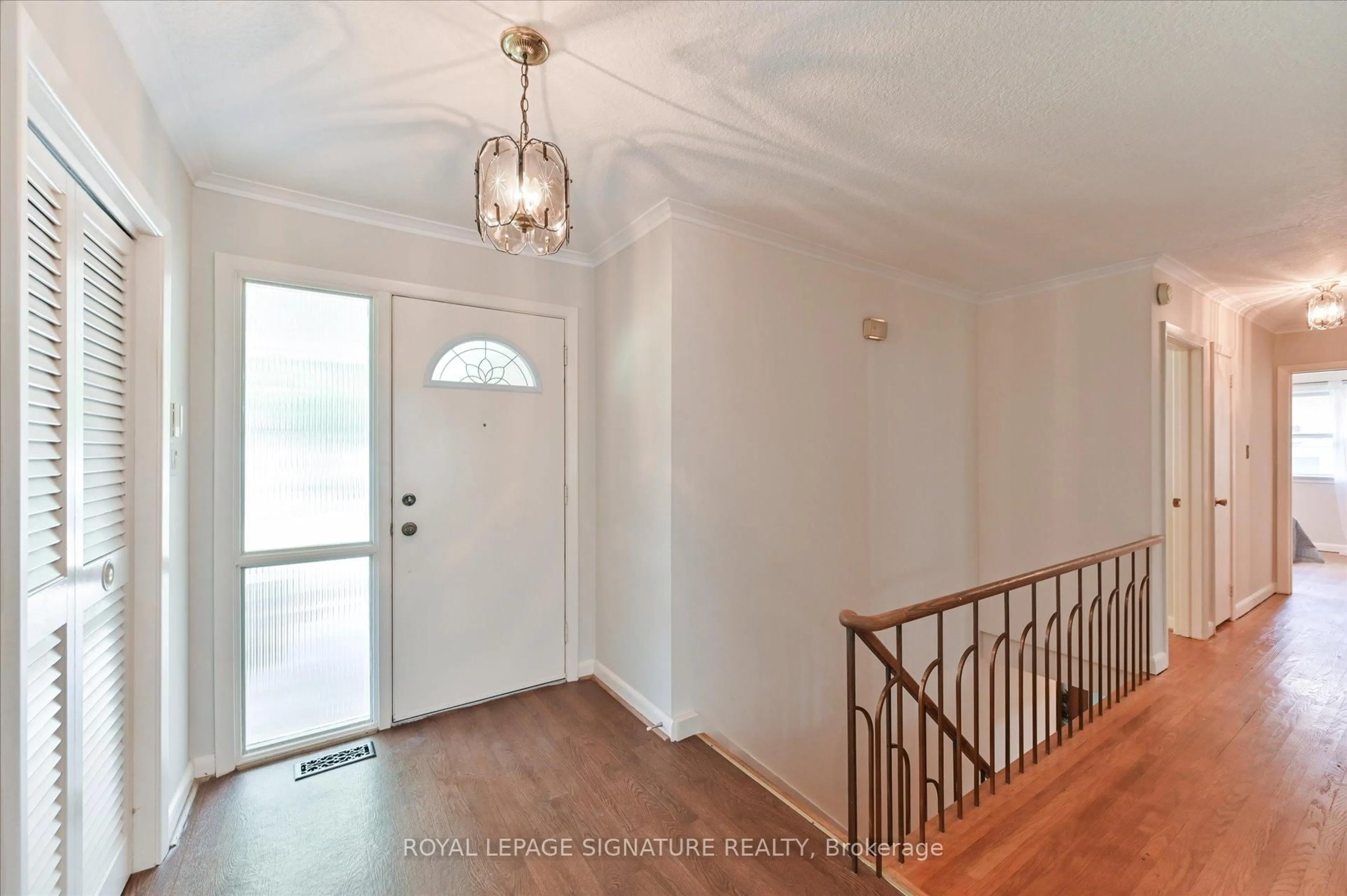 Indoor entryway for 143 Sweeney Dr, Toronto Ontario M4A 1V1