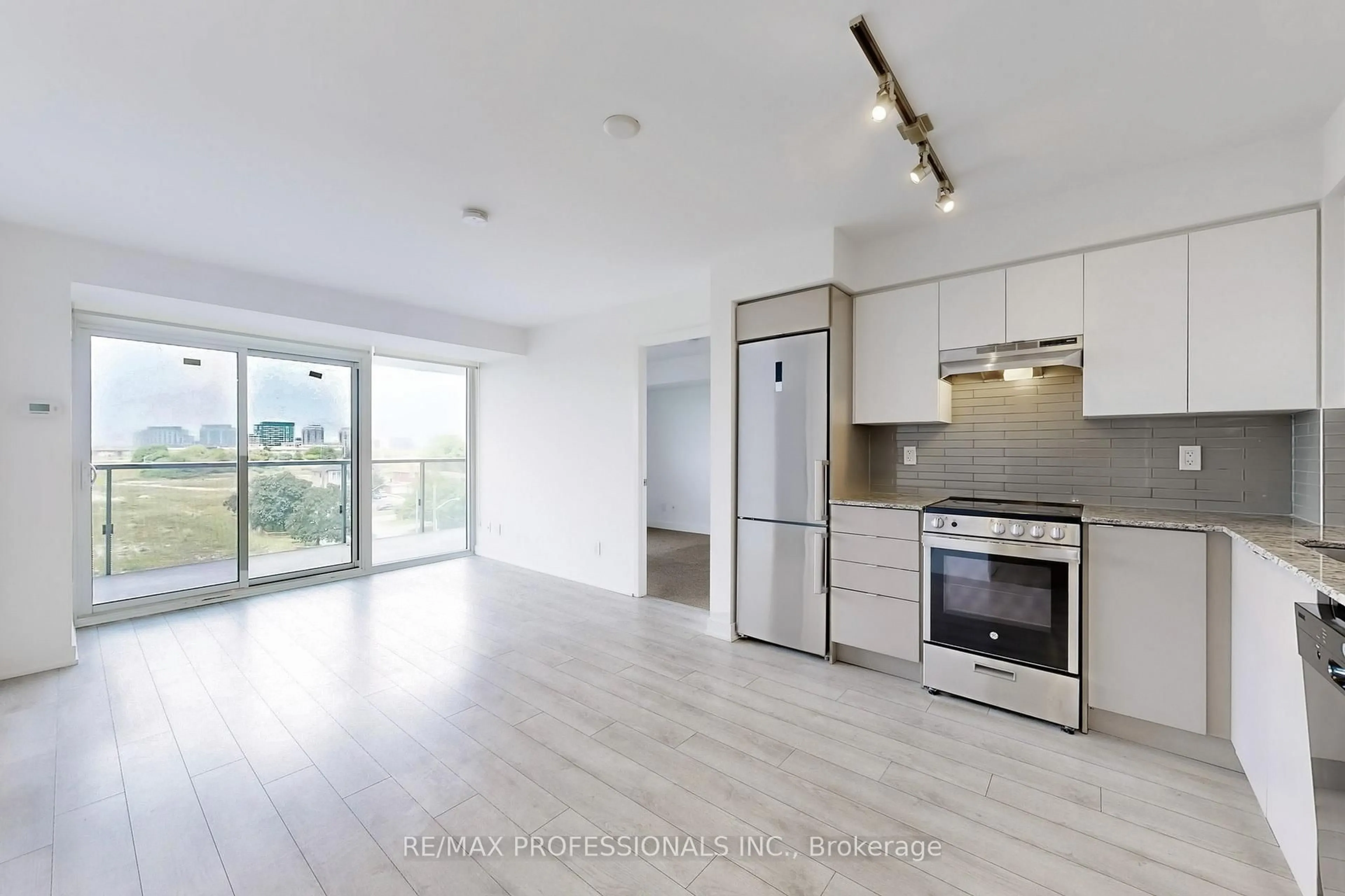 Open concept kitchen, wood/laminate floor for 120 Varna Dr #613, Toronto Ontario M6A 0B3