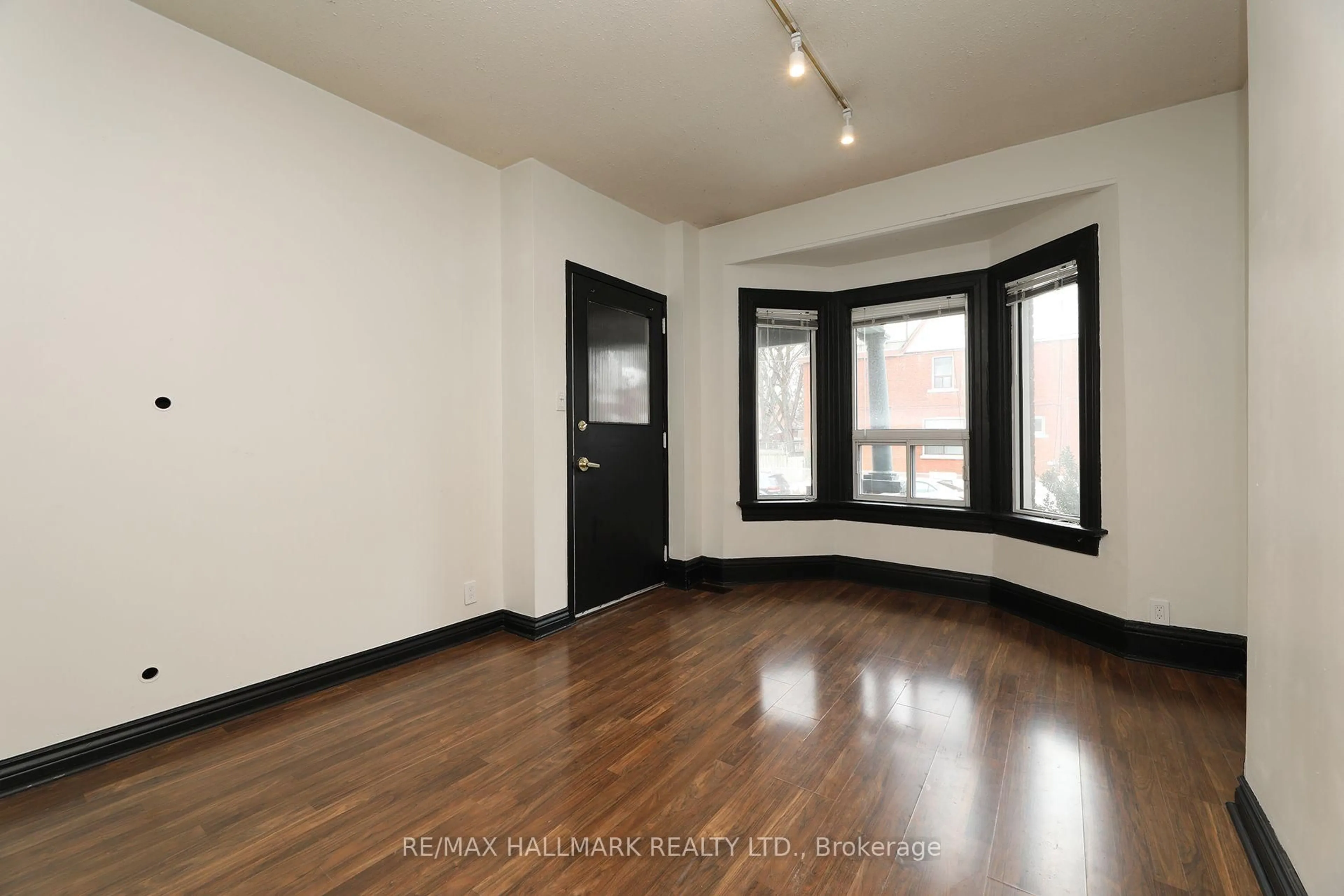 Unknown for 32 Barton Ave, Toronto Ontario M6G 1P1