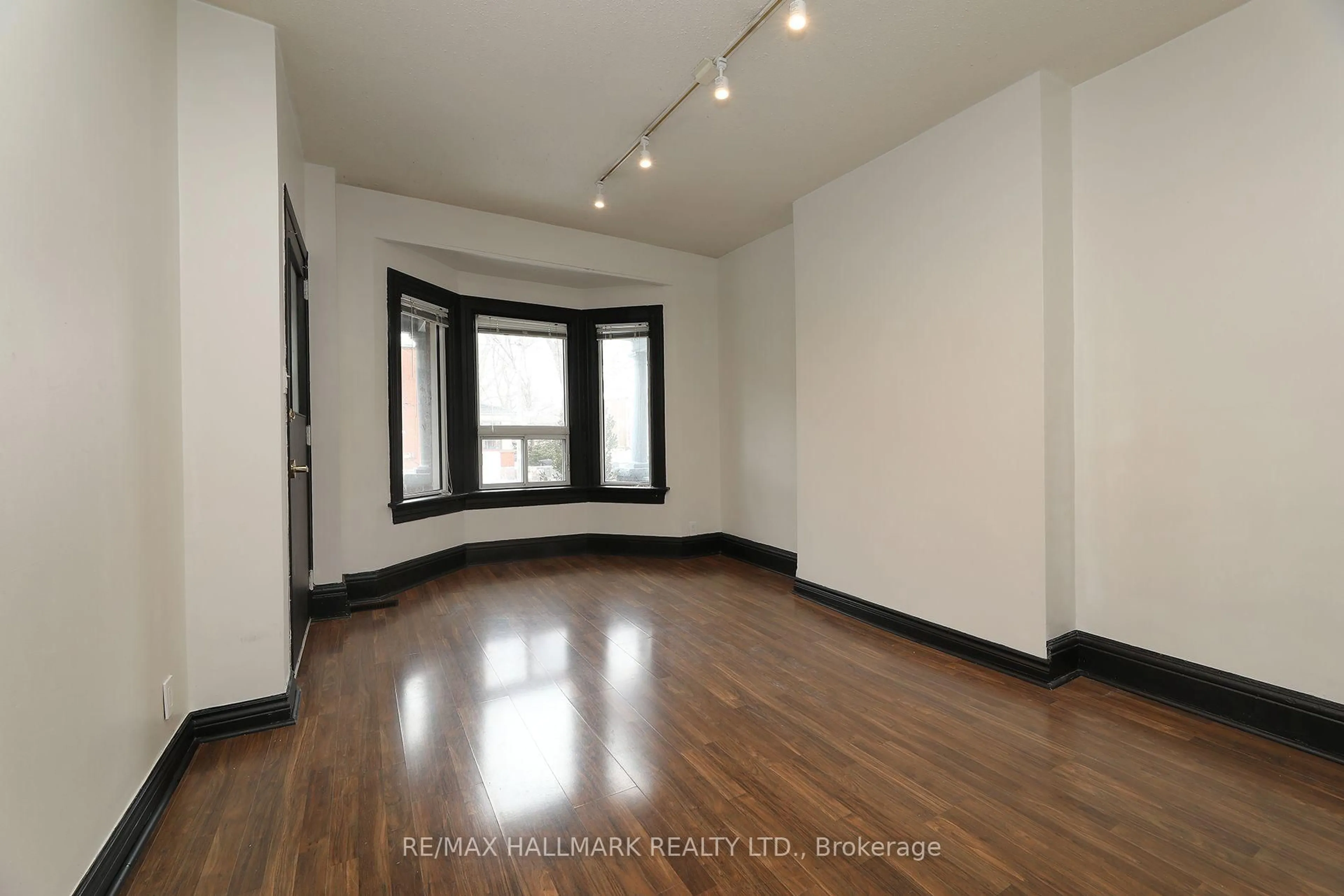 A pic of a room for 32 Barton Ave, Toronto Ontario M6G 1P1