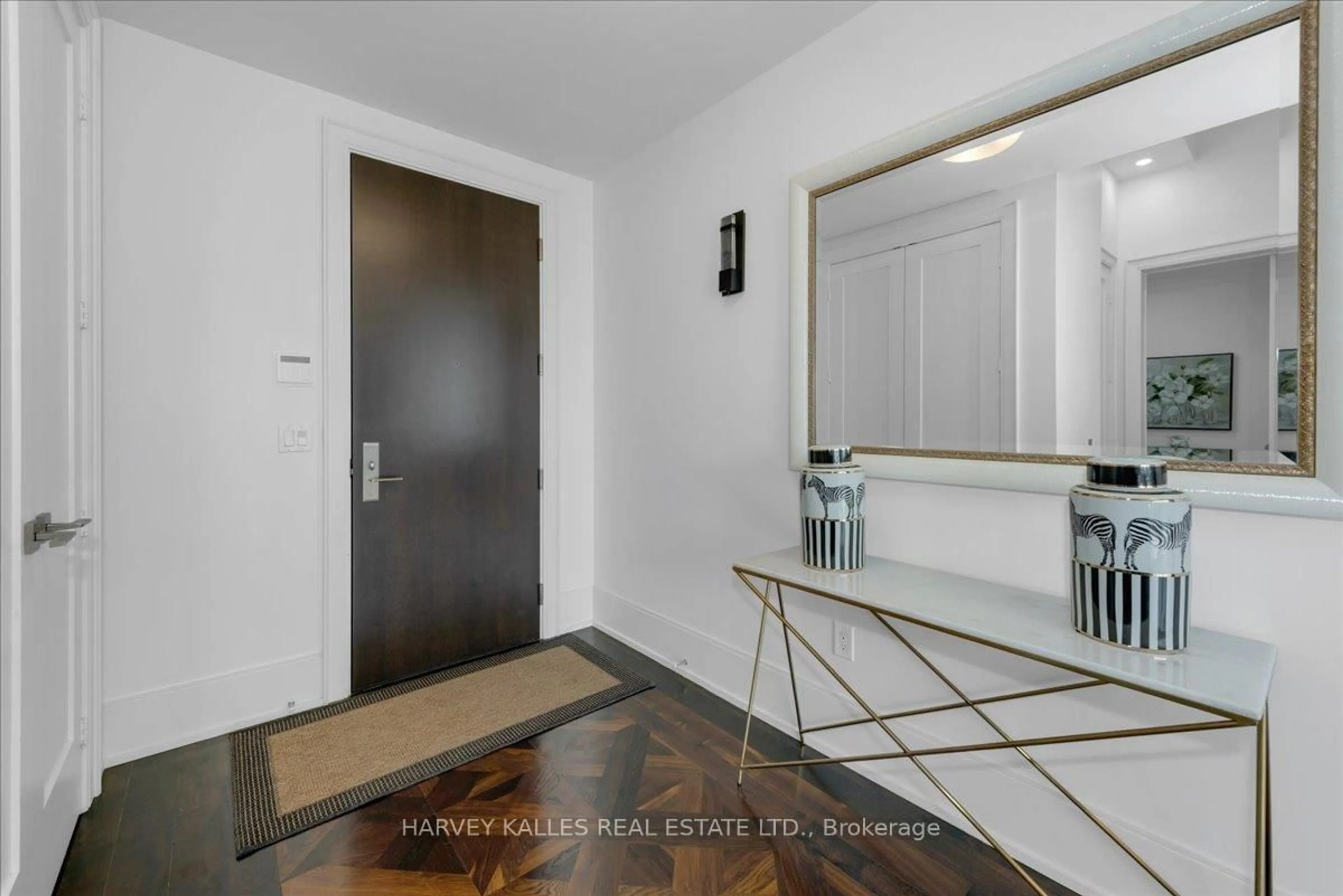 Indoor entryway for 70 Roehampton Ave #PH15, Toronto Ontario M4P 1R2