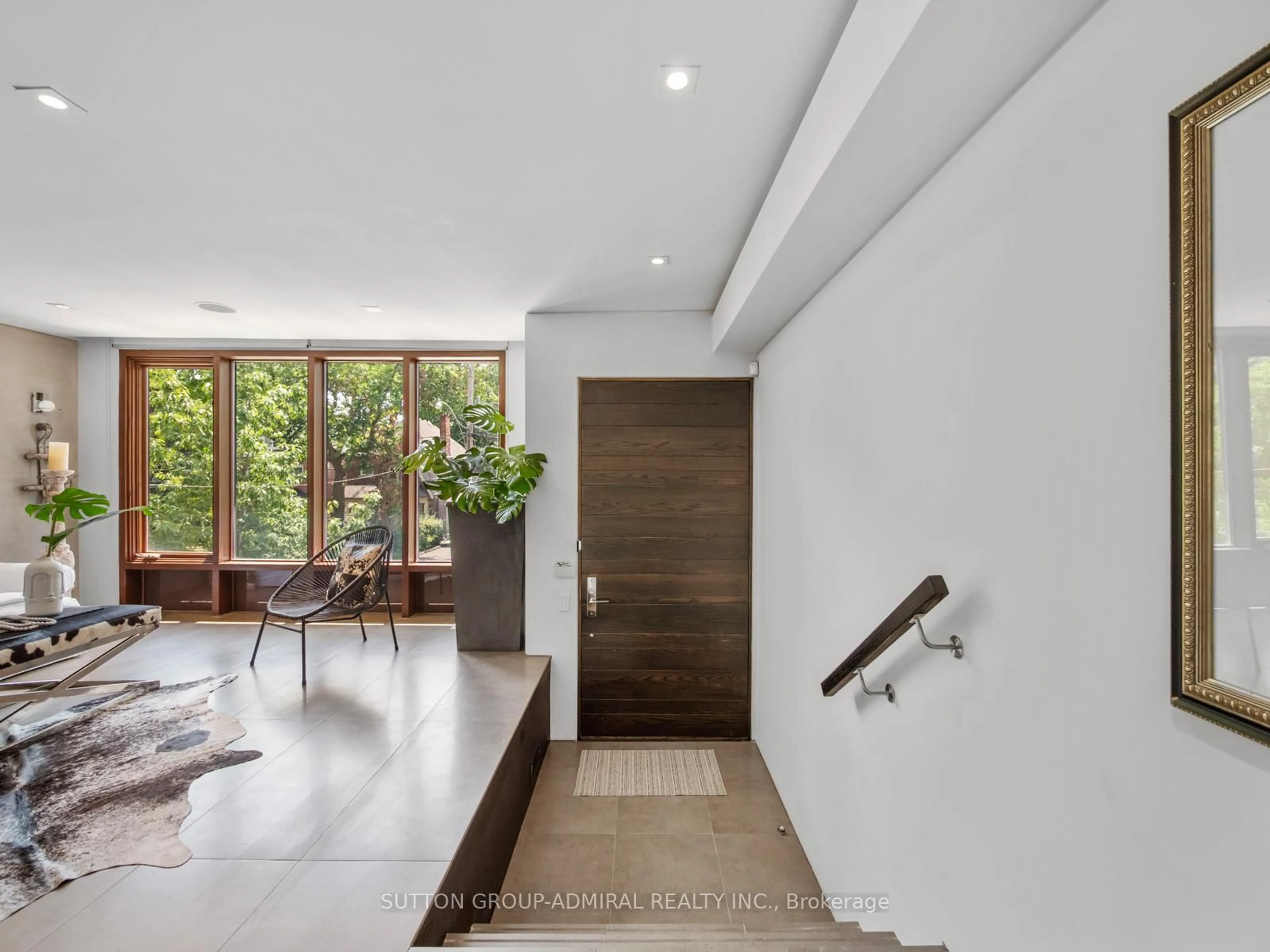 Indoor entryway for 416 Roselawn Ave, Toronto Ontario M5N 1J8