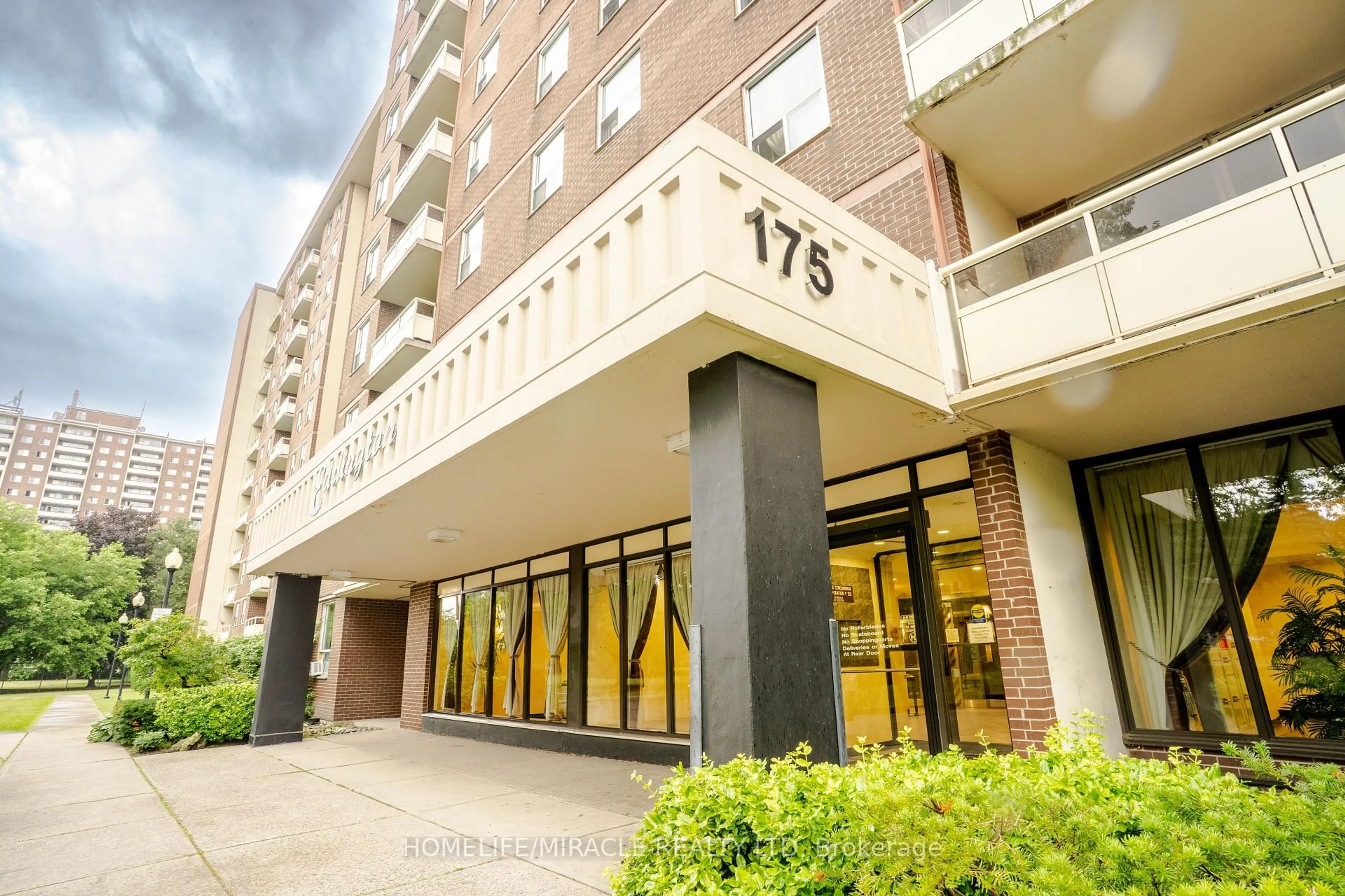 Indoor foyer for 175 Hilda Ave #904, Toronto Ontario M2M 1V8