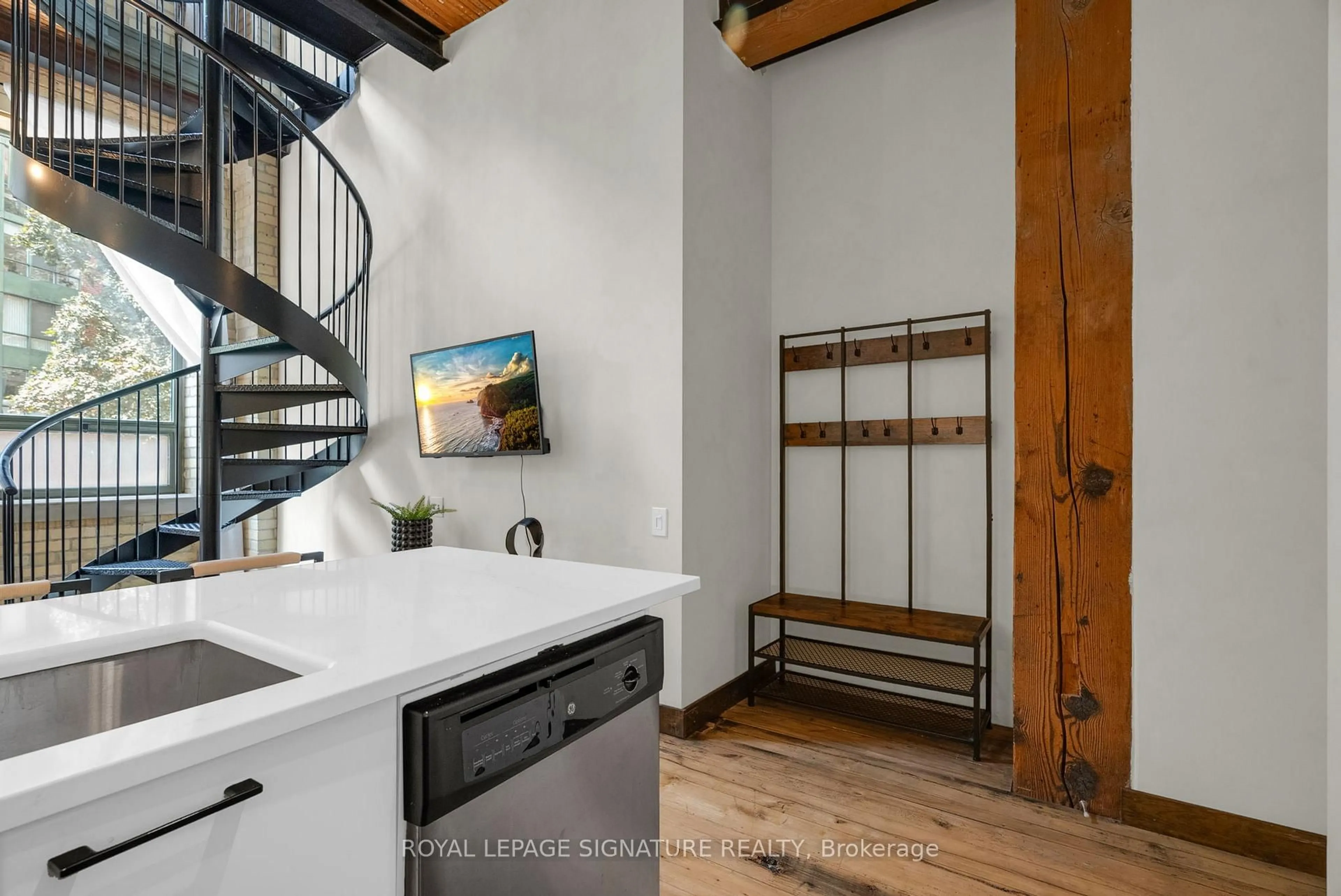 Indoor entryway for 781 King St #206, Toronto Ontario M5V 3L5