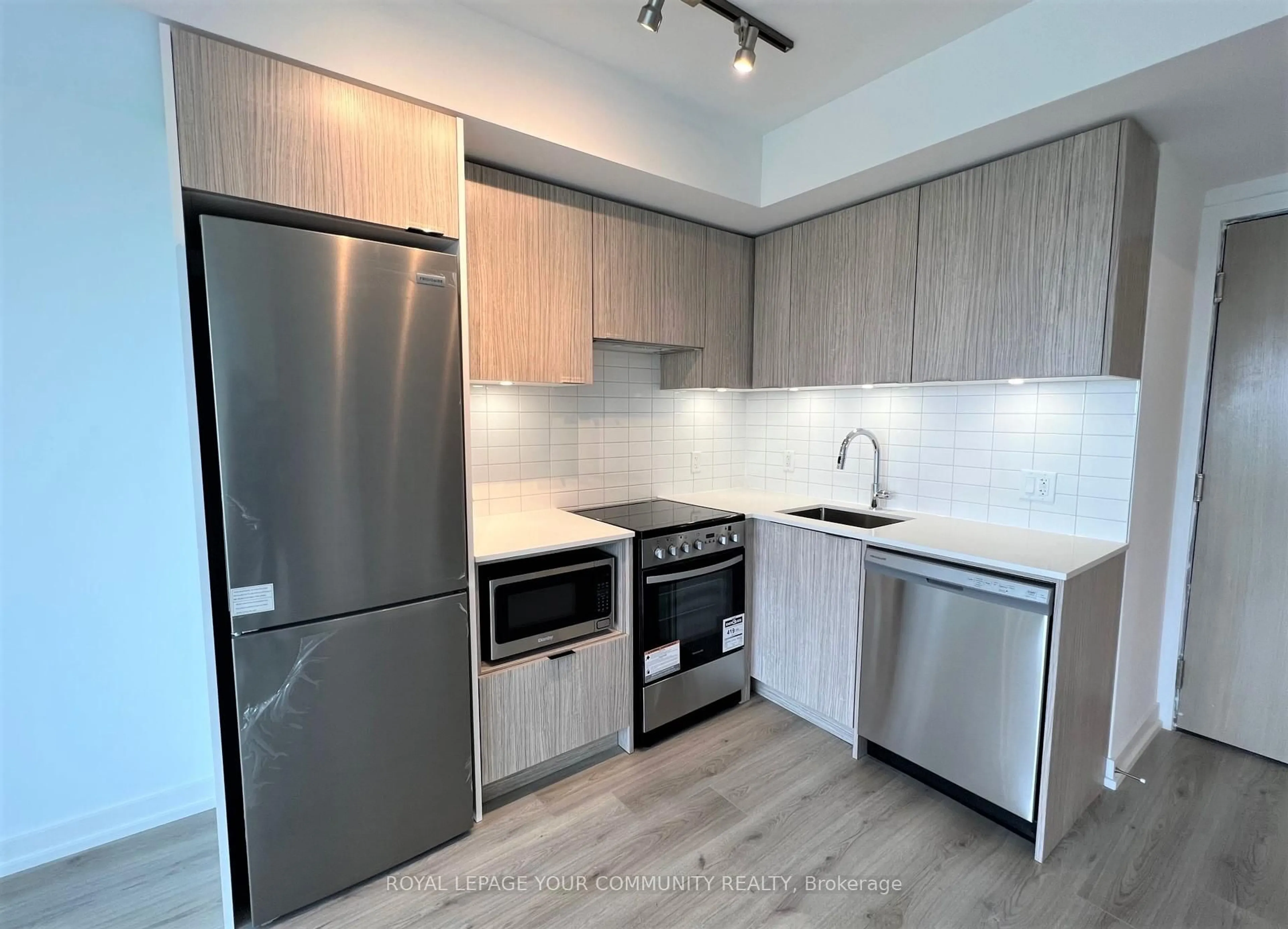 Standard kitchen, wood/laminate floor for 395 Bloor St #3609, Toronto Ontario M4W 1H7