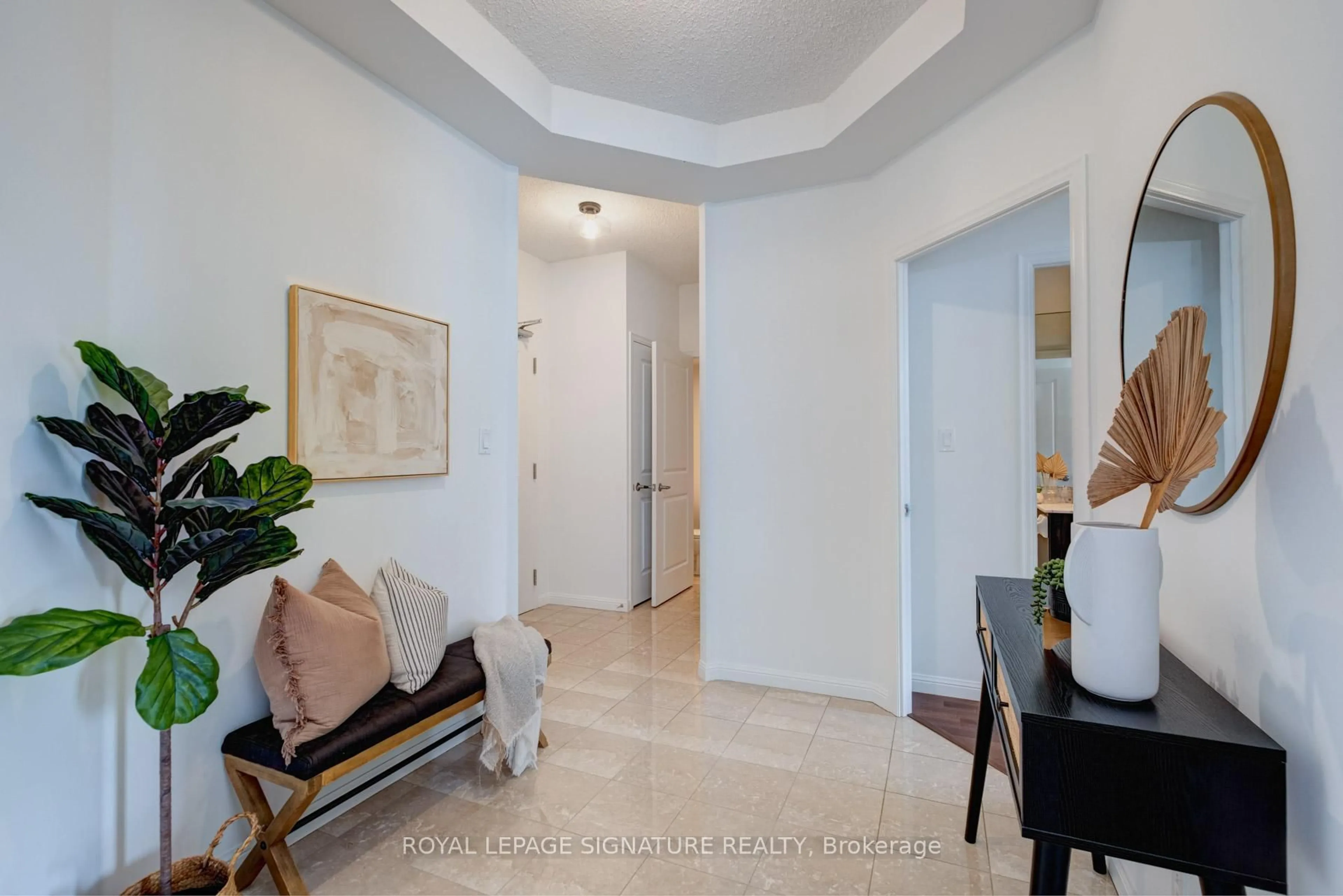 Indoor entryway for 900 Mount Pleasant Rd #502, Toronto Ontario M4P 3J9