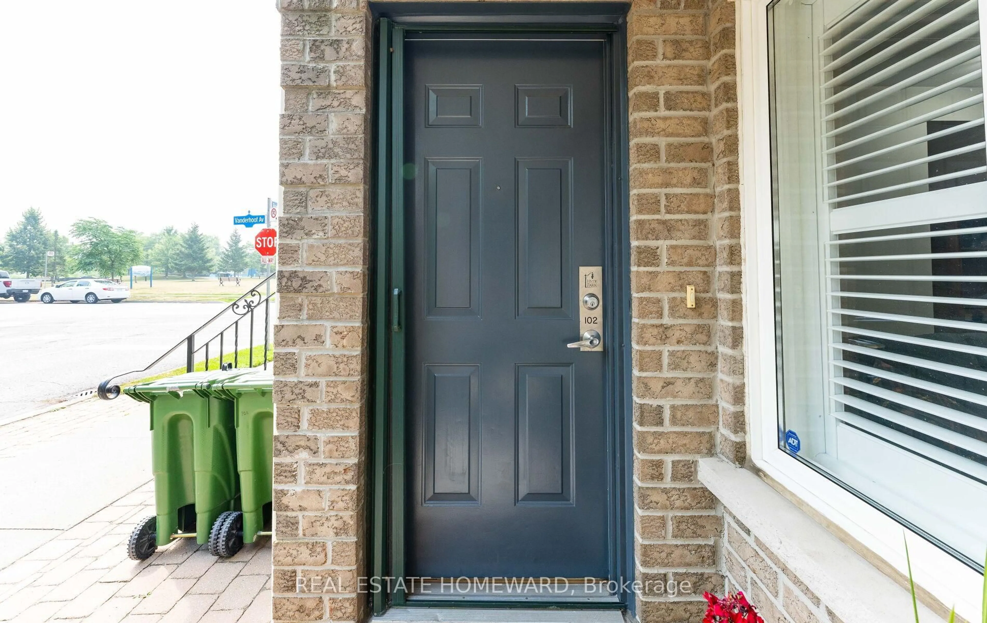 Indoor entryway for 2 Brian Peck Cres #102, Toronto Ontario M4G 4K4