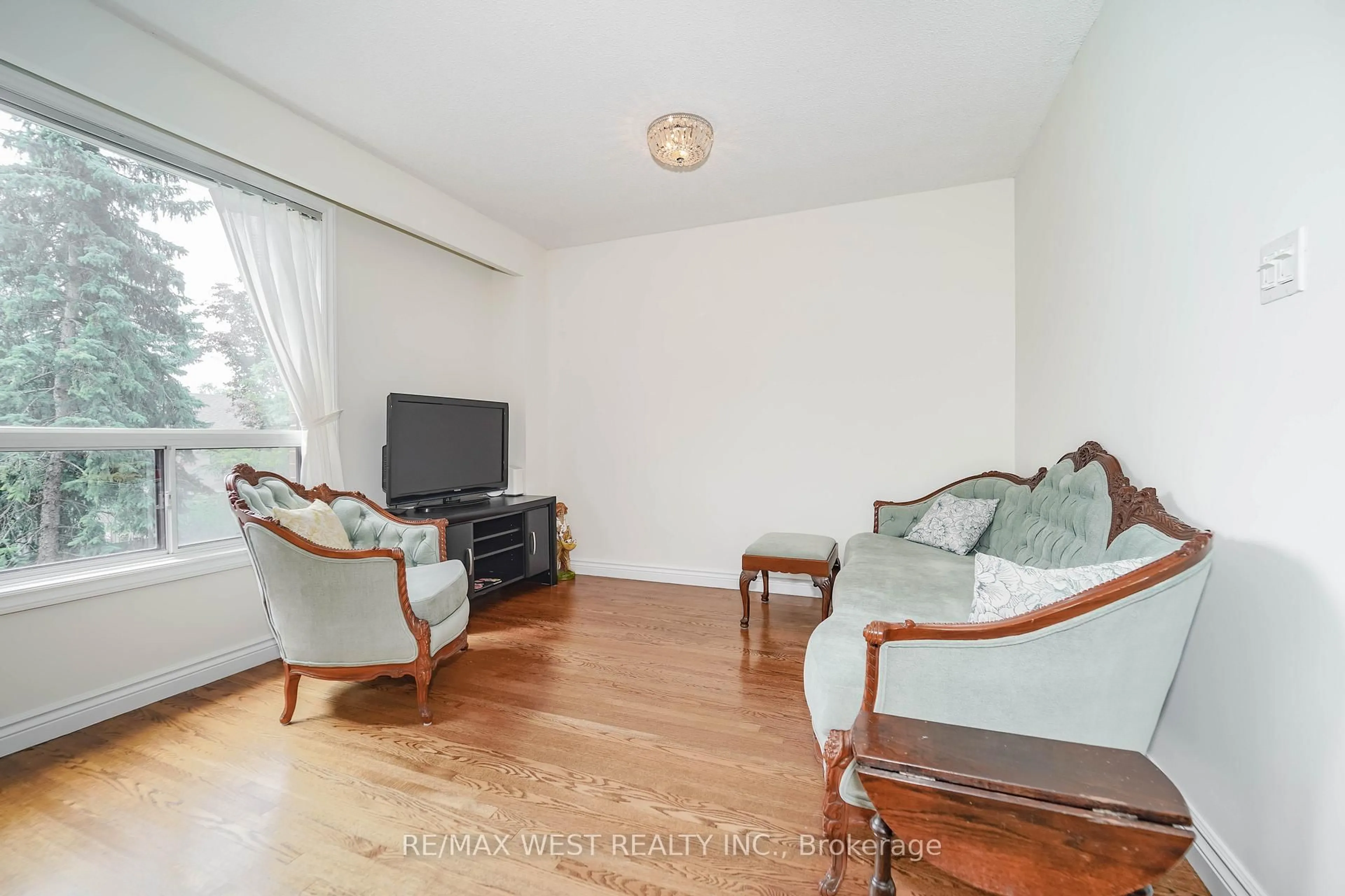 Living room with furniture, wood/laminate floor for 6 Yetta Shepway #10, Toronto Ontario M2J 1X9