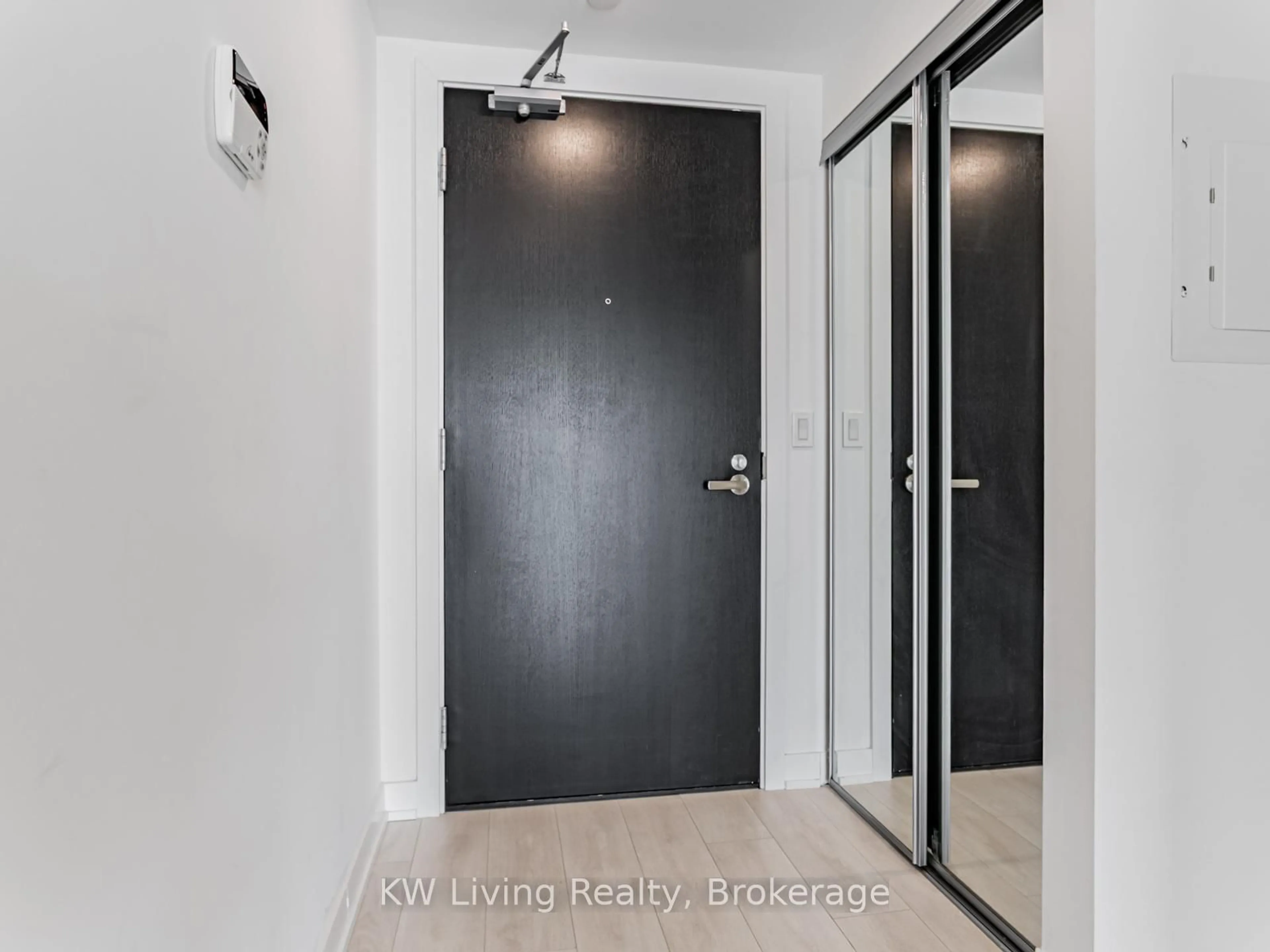 Indoor entryway for 501 Yonge St #2011, Toronto Ontario M4Y 0G8