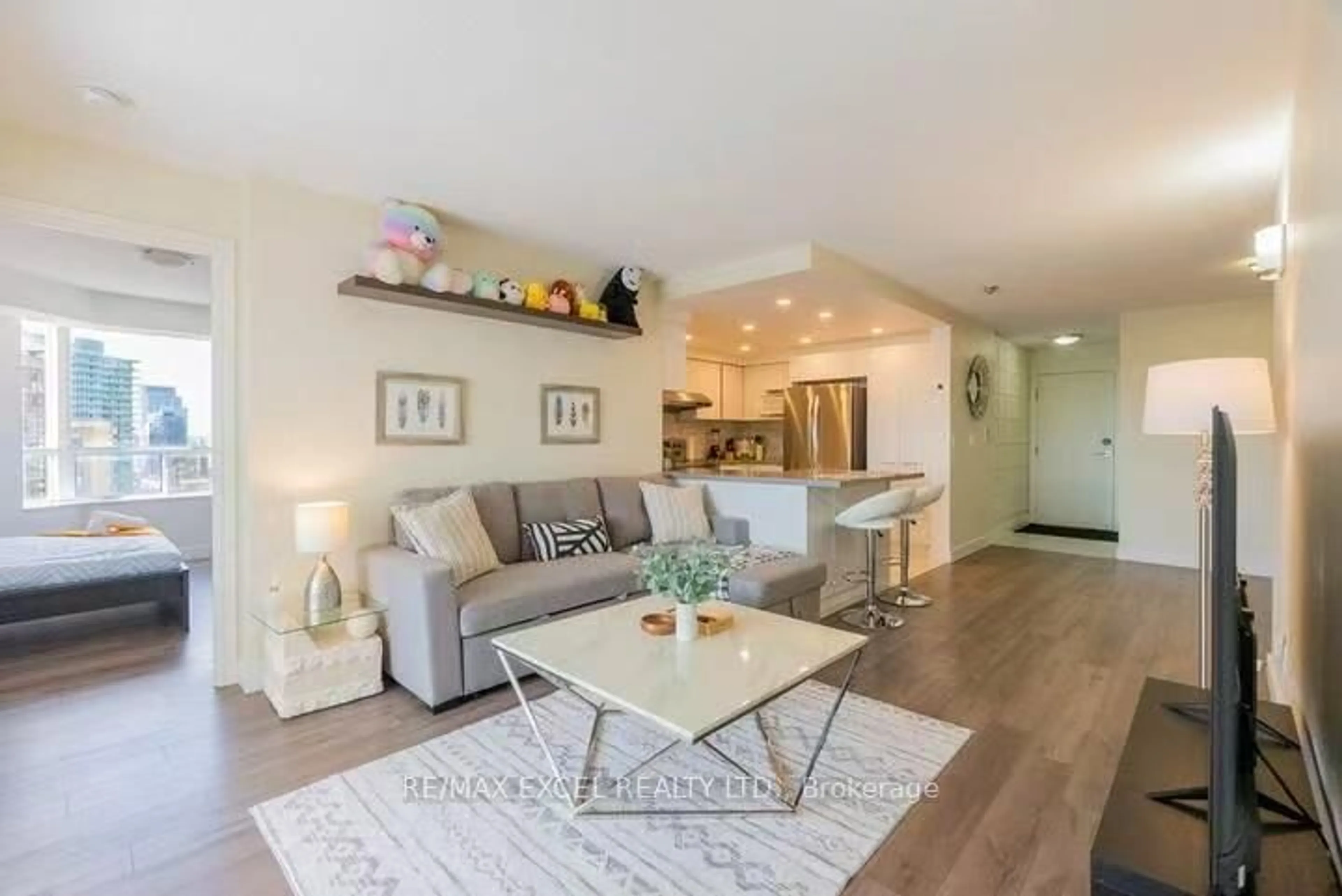Living room with furniture, wood/laminate floor for 5418 Yonge St #2208, Toronto Ontario M2N 6X4