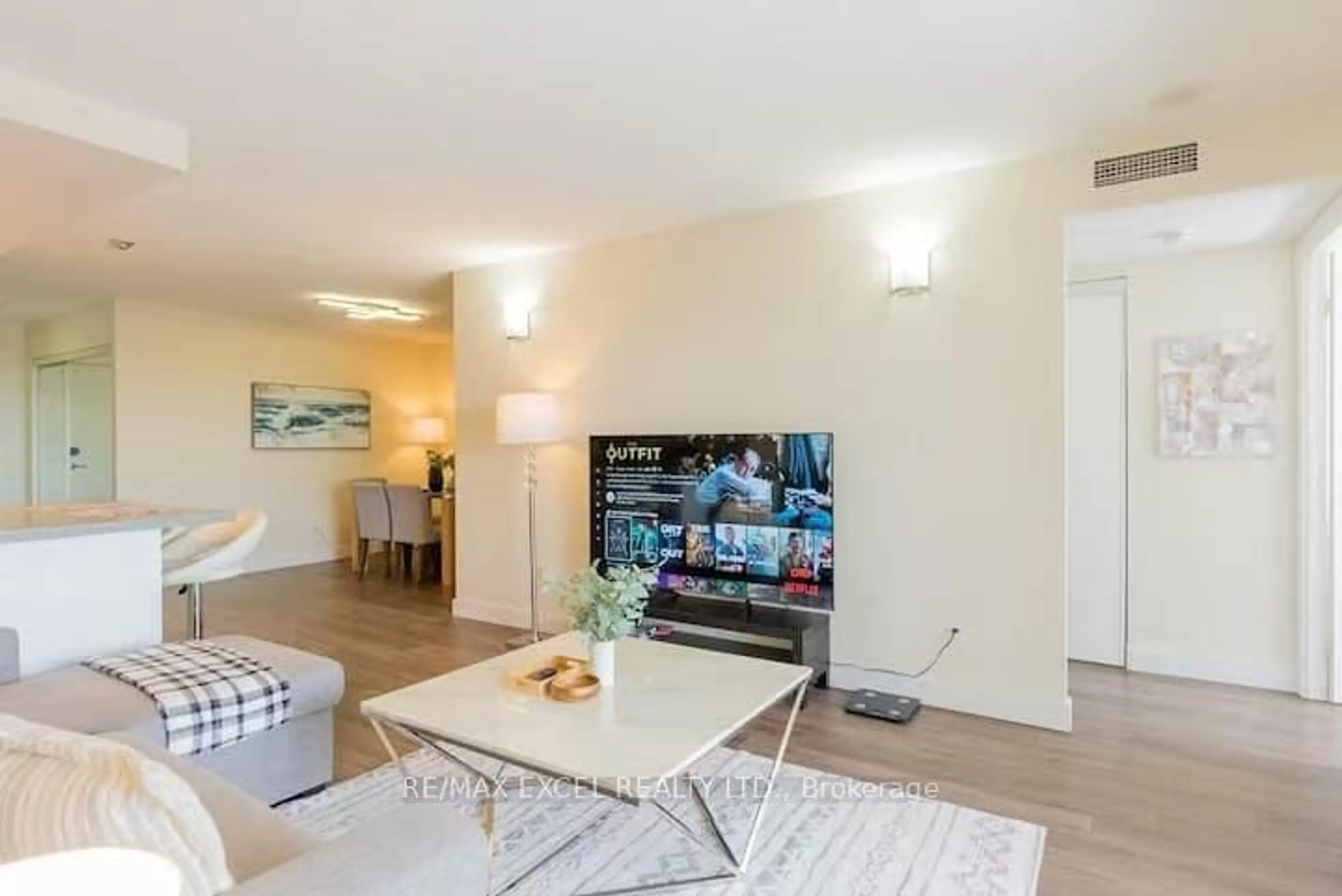 Living room with furniture, unknown for 5418 Yonge St #2208, Toronto Ontario M2N 6X4