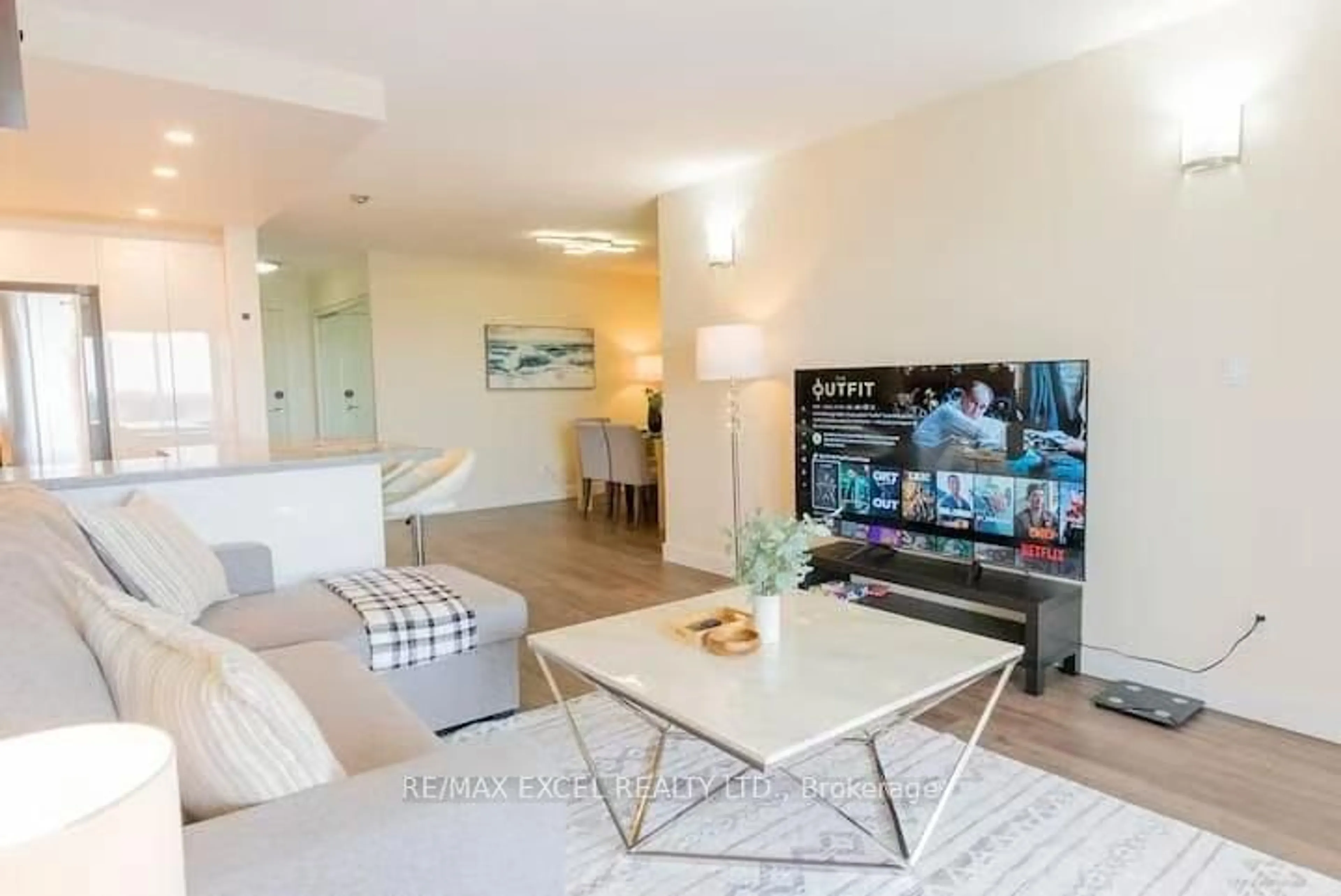 Living room with furniture, unknown for 5418 Yonge St #2208, Toronto Ontario M2N 6X4