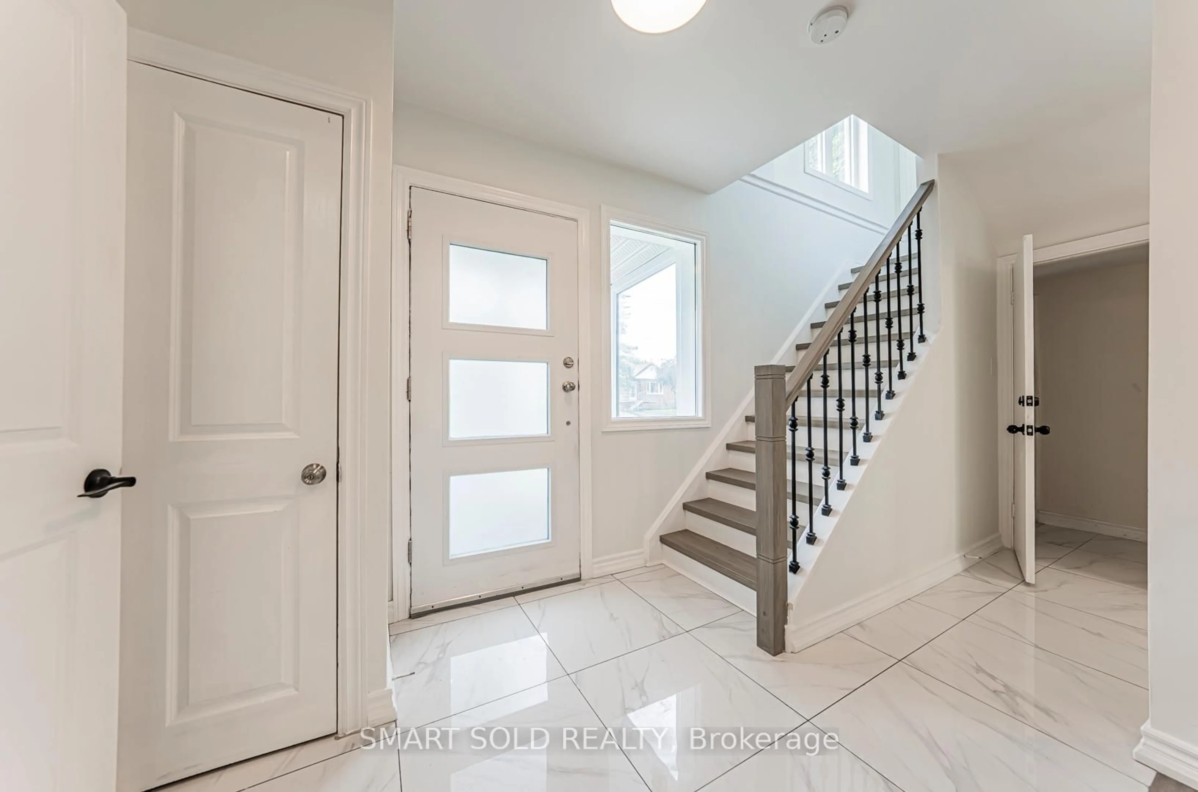 Indoor entryway for 18 Cadillac Ave, Toronto Ontario M3H 1R9
