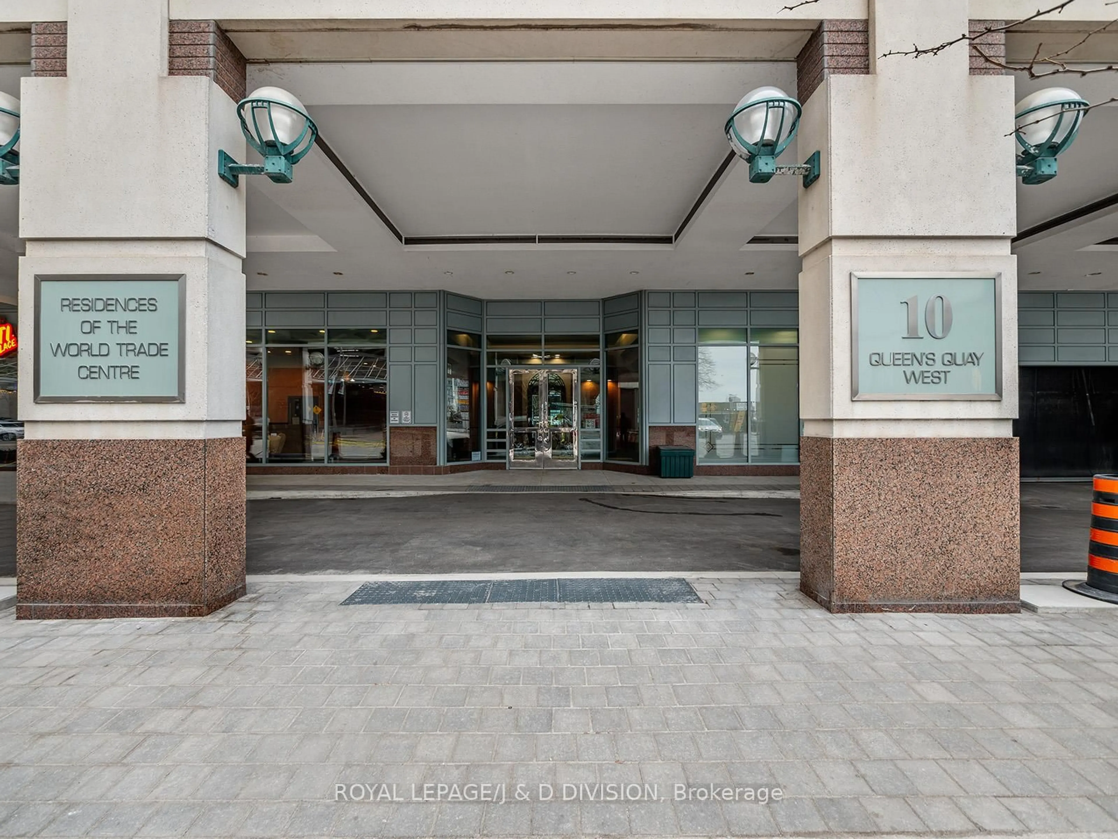Indoor foyer for 10 Queens Quay #706, Toronto Ontario M5J 2R9