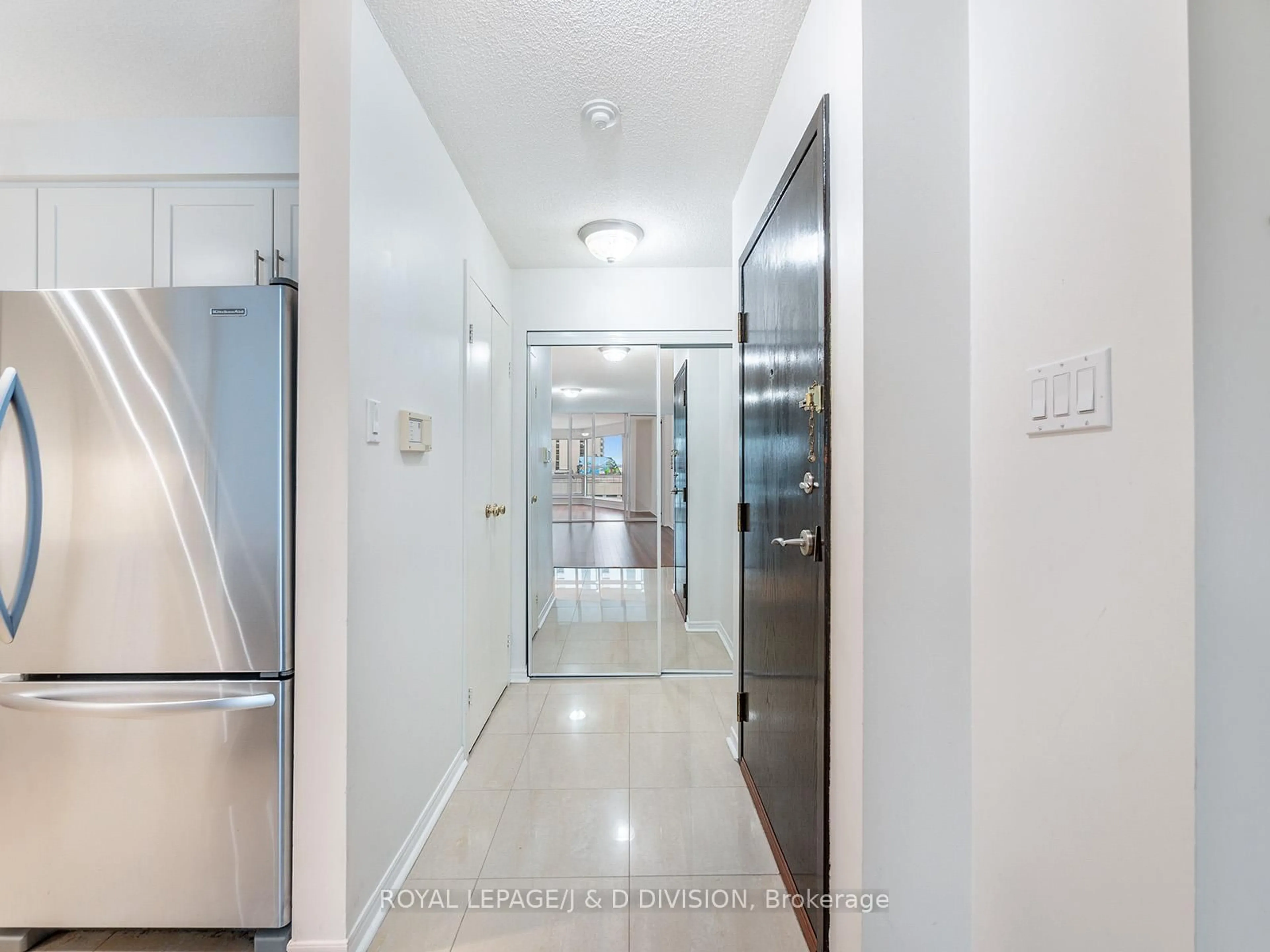 Indoor foyer for 10 Queens Quay #706, Toronto Ontario M5J 2R9