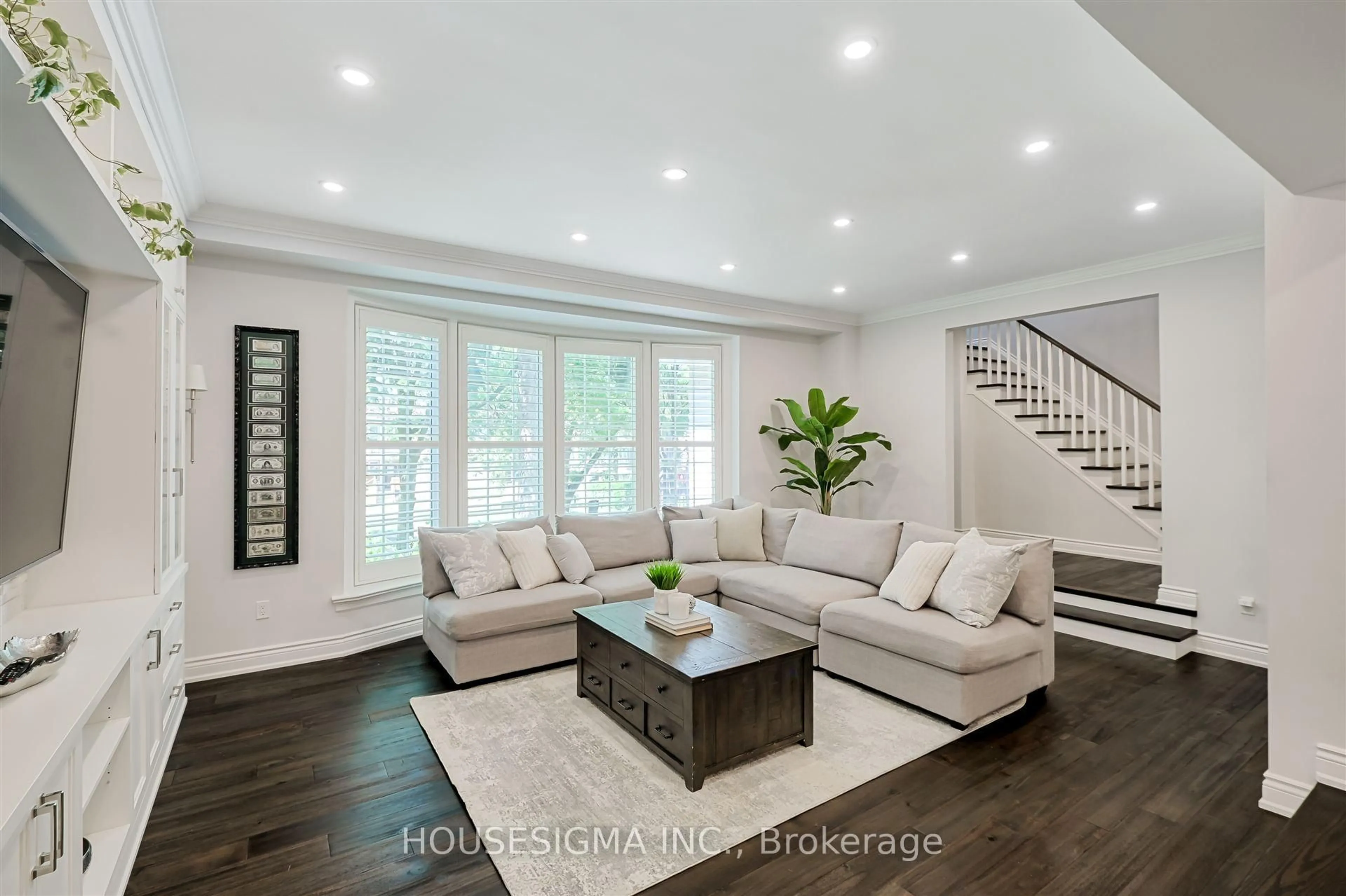 Living room with furniture, unknown for 5 Ridge Hill Dr, Toronto Ontario M6C 2J2