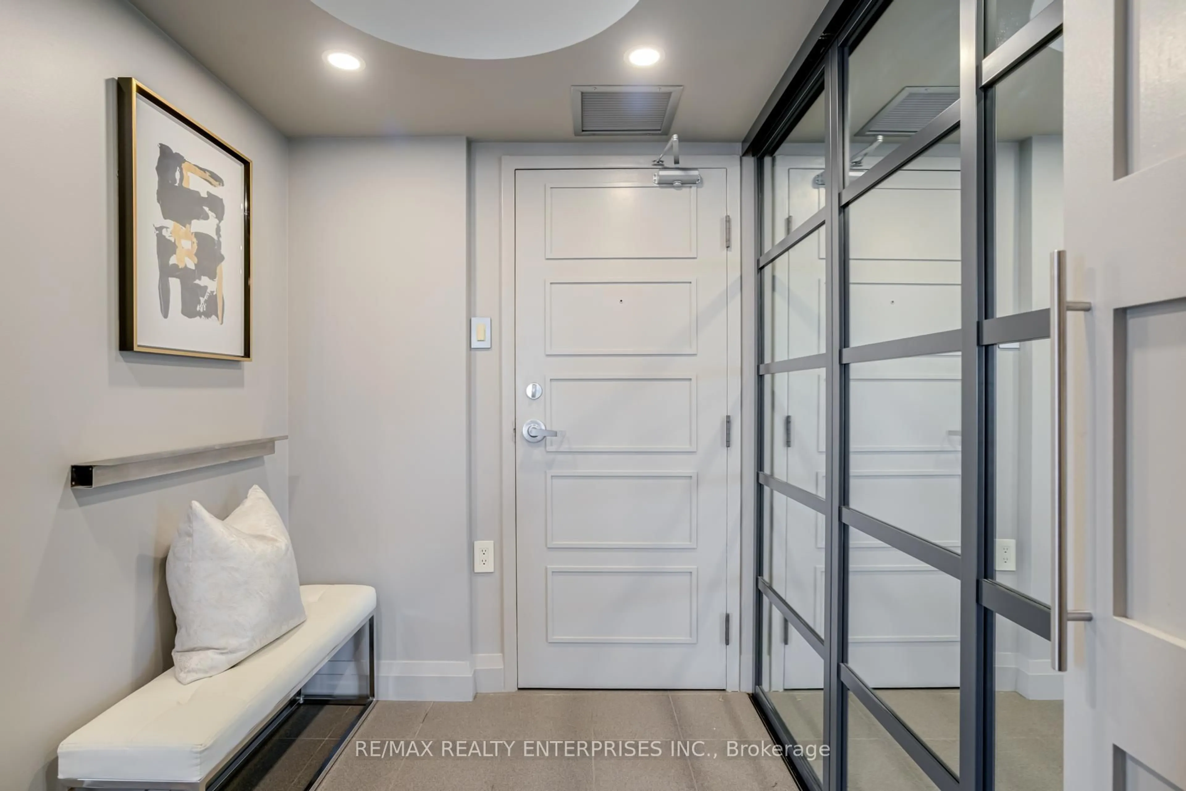Indoor entryway for 705 King St #1915, Toronto Ontario M5V 2W8