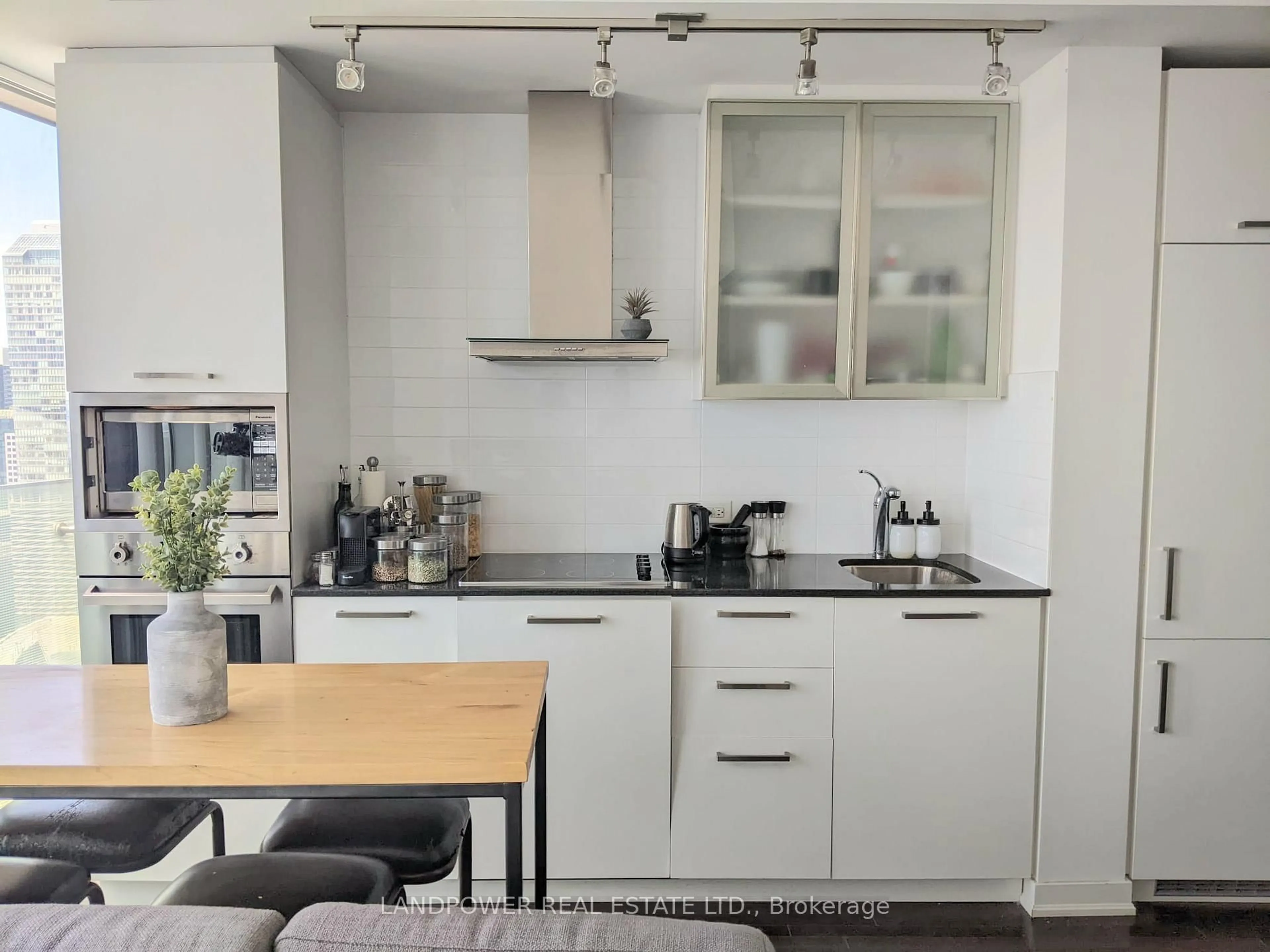 Standard kitchen, wood/laminate floor for 12 York St #3906, Toronto Ontario M5J 0A9