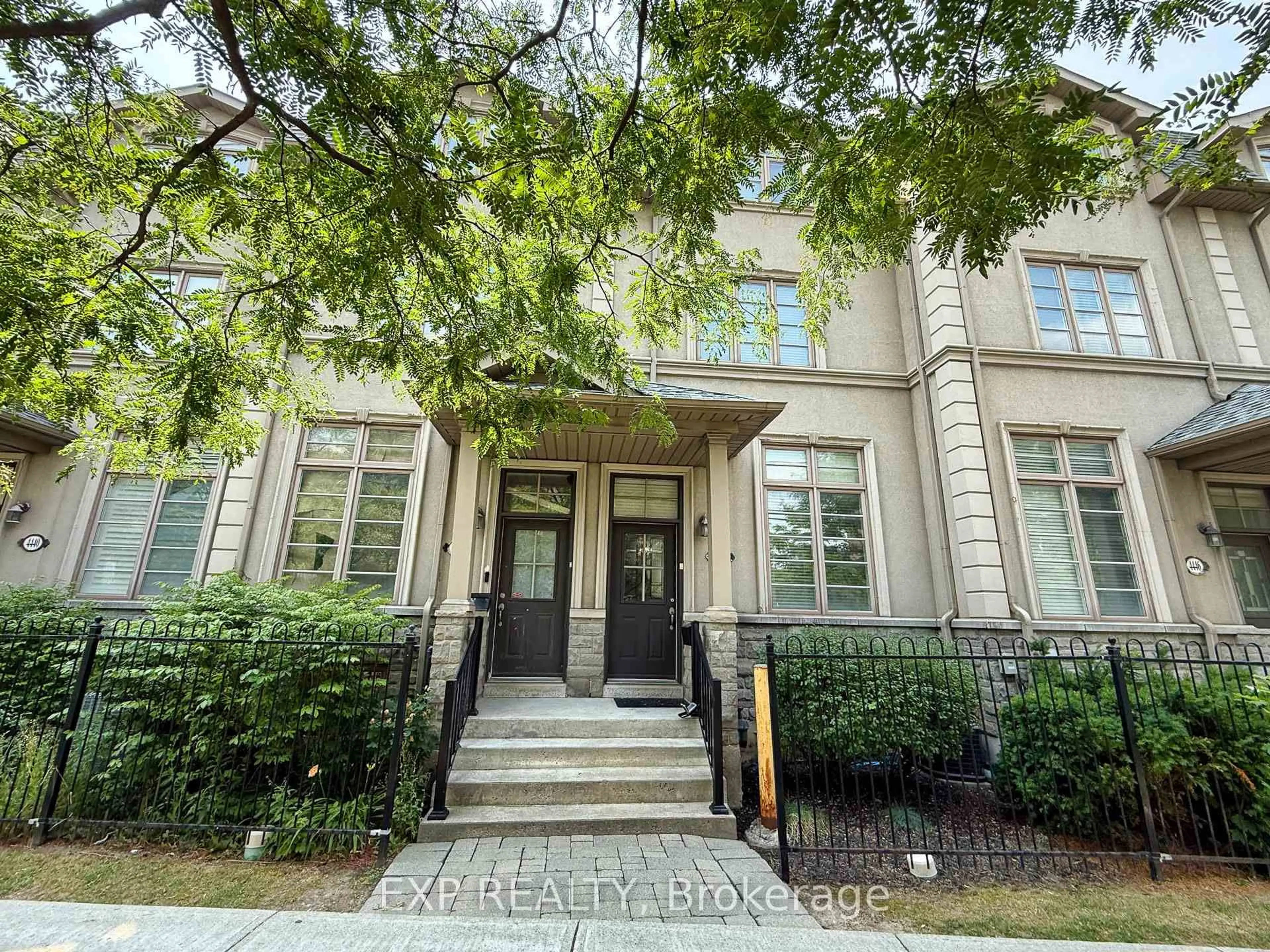 Indoor entryway for 4444 Bathurst St, Toronto Ontario M3H 3S2