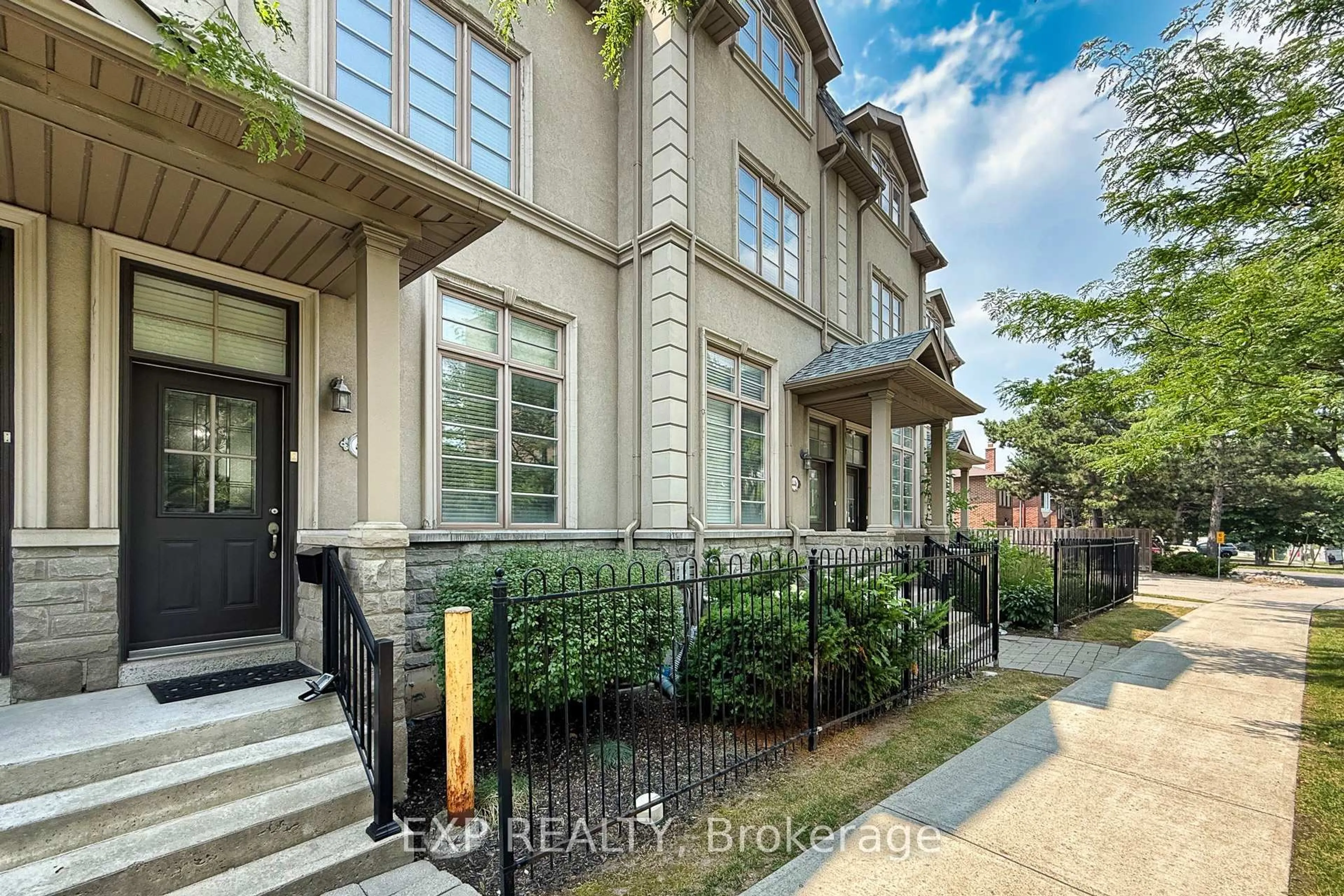 Indoor entryway for 4444 Bathurst St, Toronto Ontario M3H 3S2